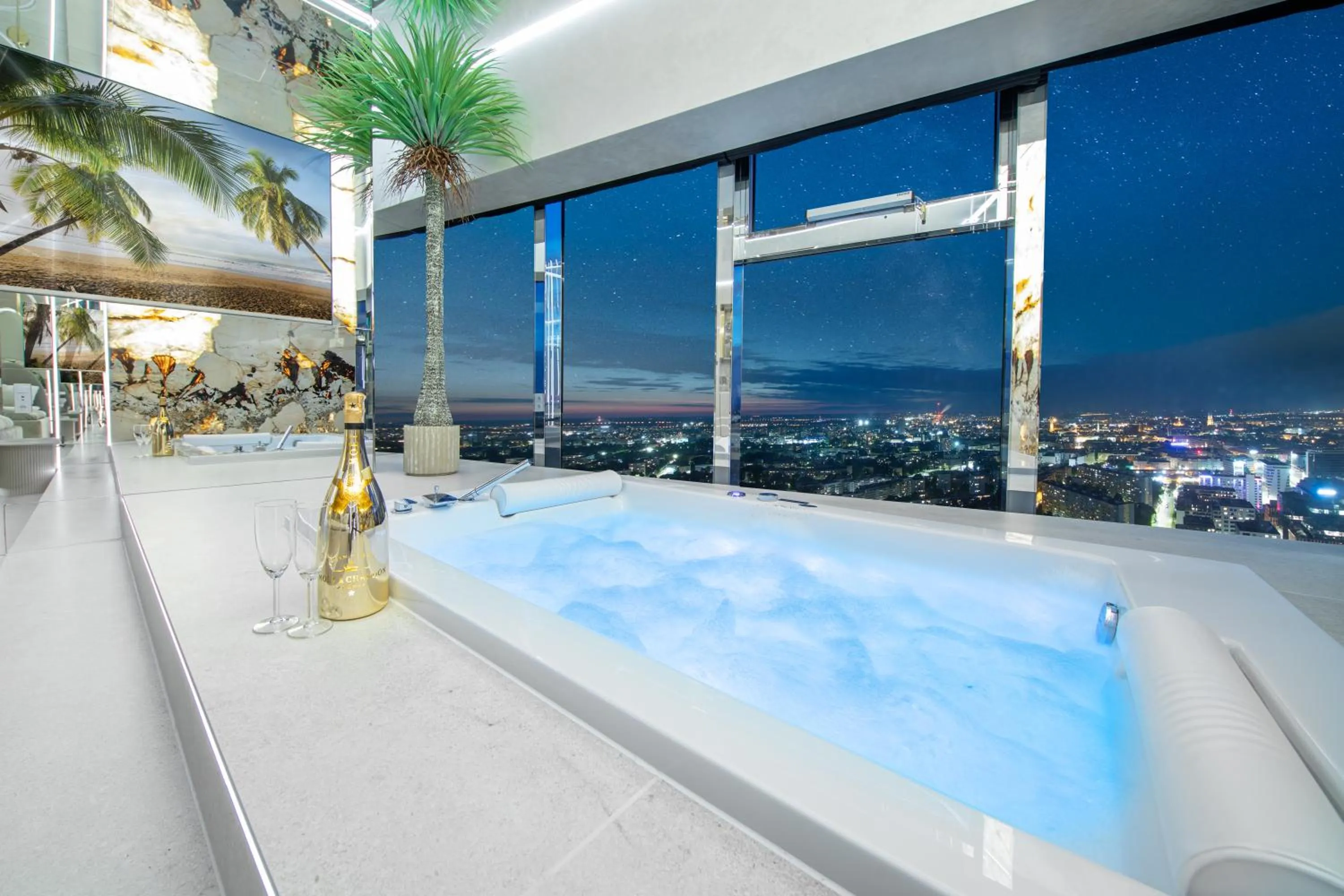 Hot Tub in Apartamenty Sky Tower z Jakuzzi Przy Oknie by BQQK