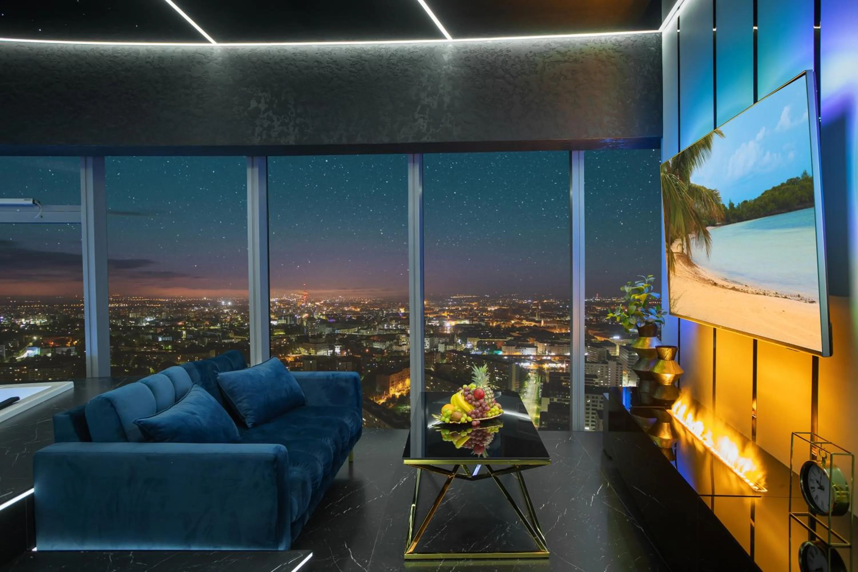 Night in Apartamenty Sky Tower z Jakuzzi Przy Oknie by BQQK