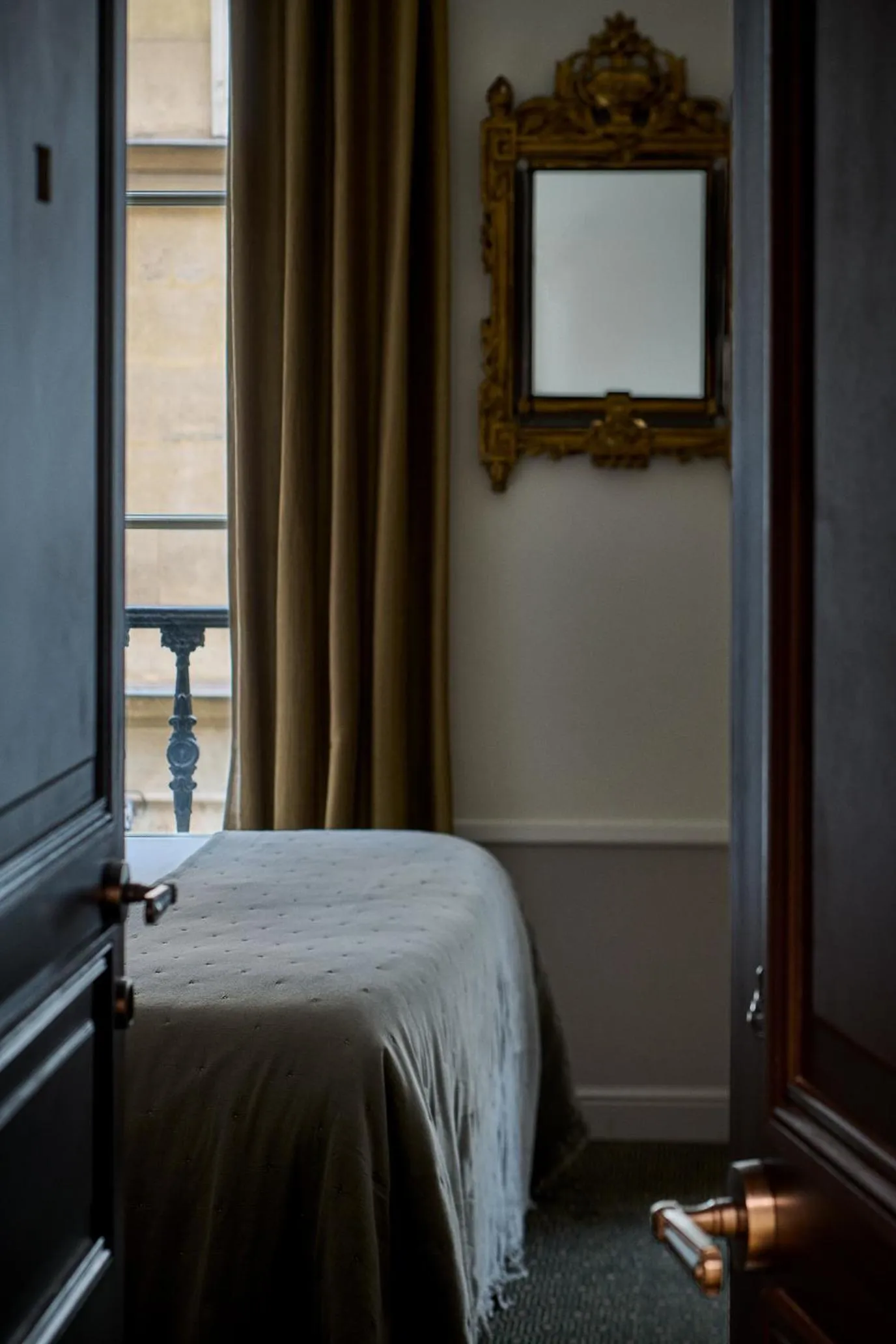 Bedroom, Bed in Hôtel La Tamise - Esprit de France