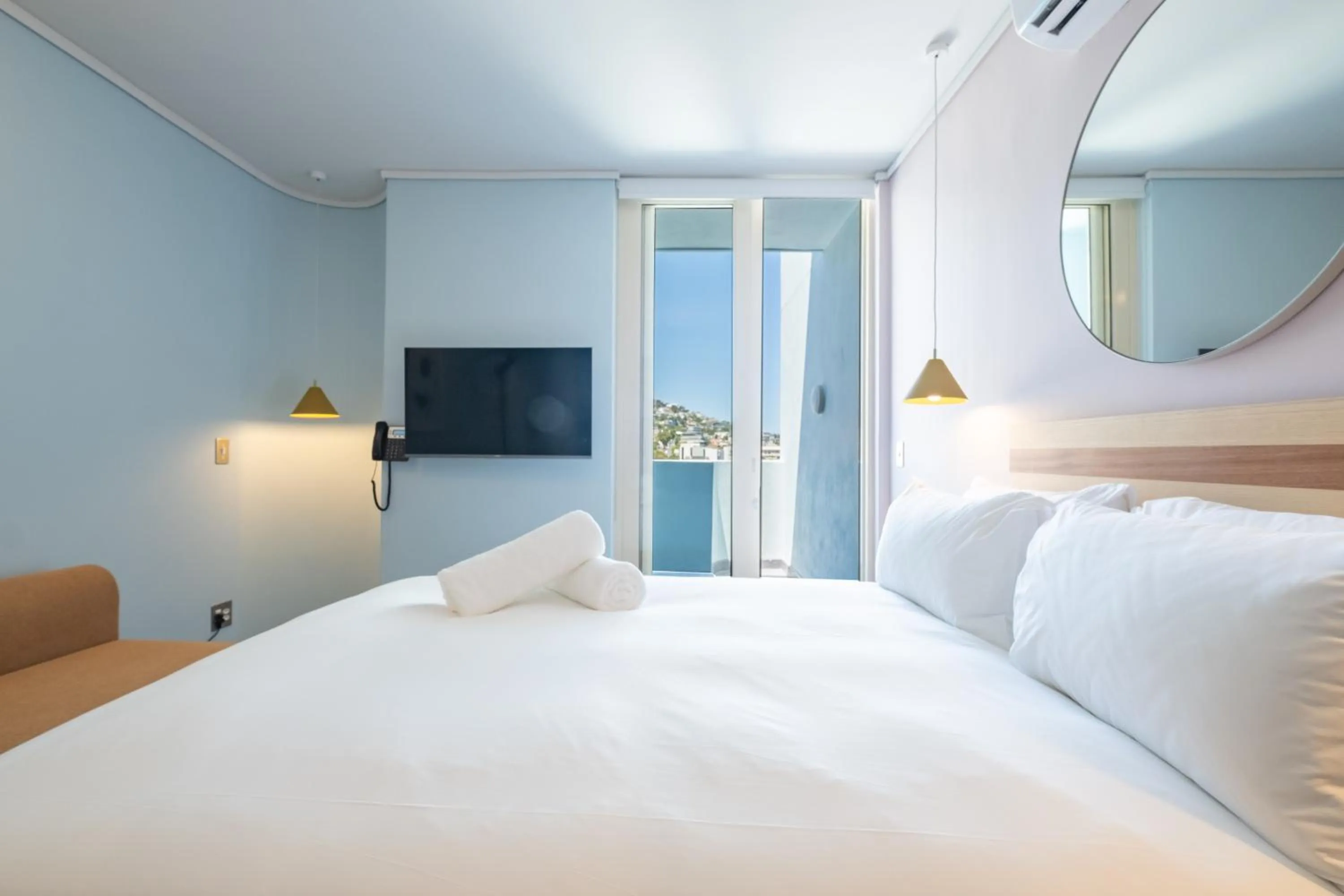 Balcony/Terrace, Bed in The Tropicana Hotel