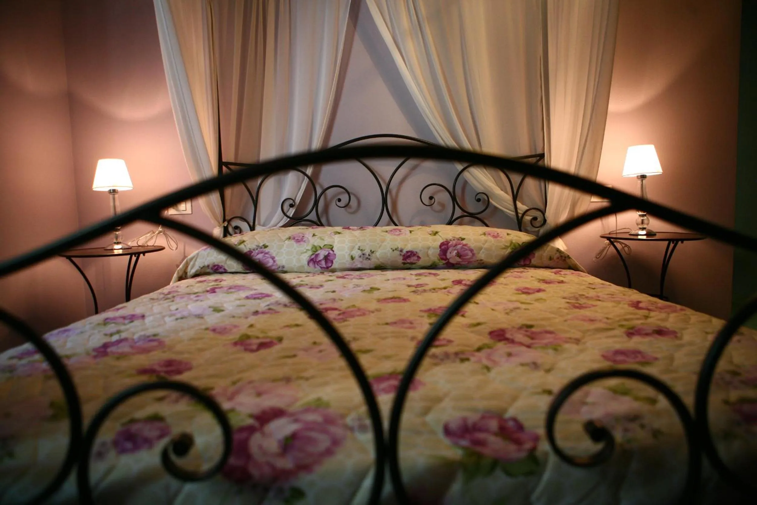 Decorative detail, Bed in Villa Camurana