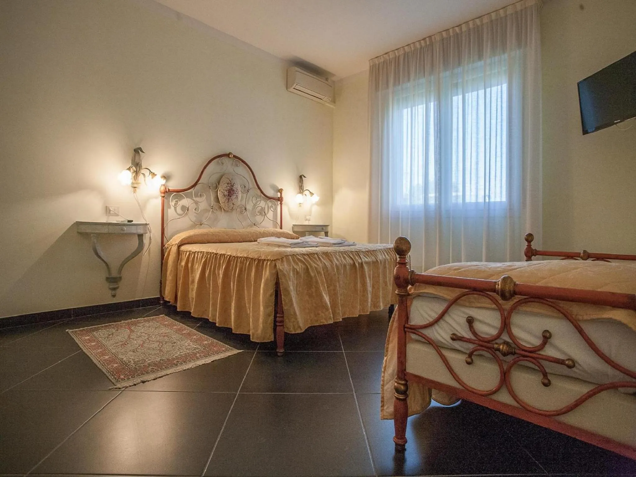 Photo of the whole room, Bed in Villa Camurana