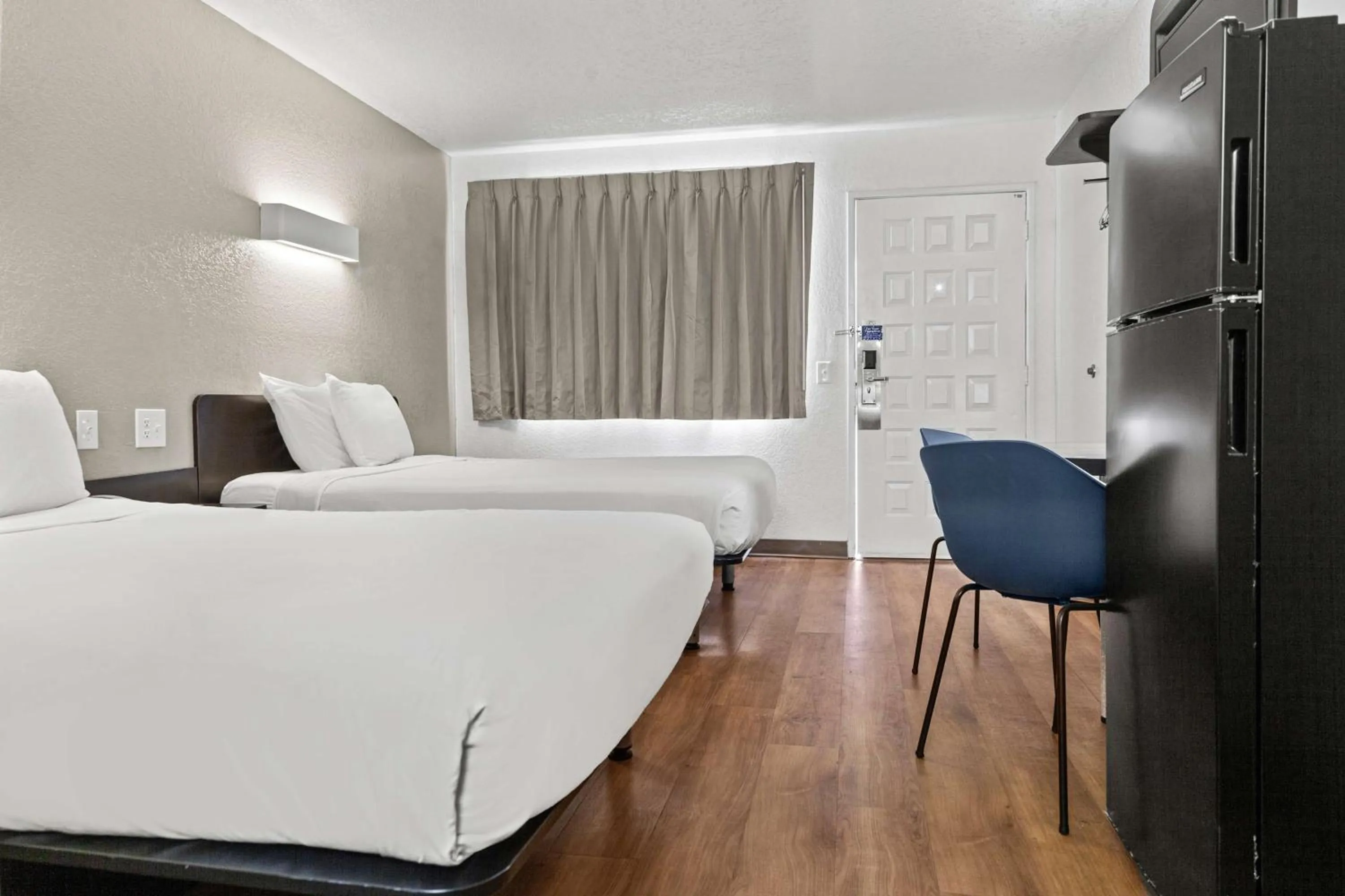 Bedroom, Bed in Studio 6 San Luis Obispo, CA South