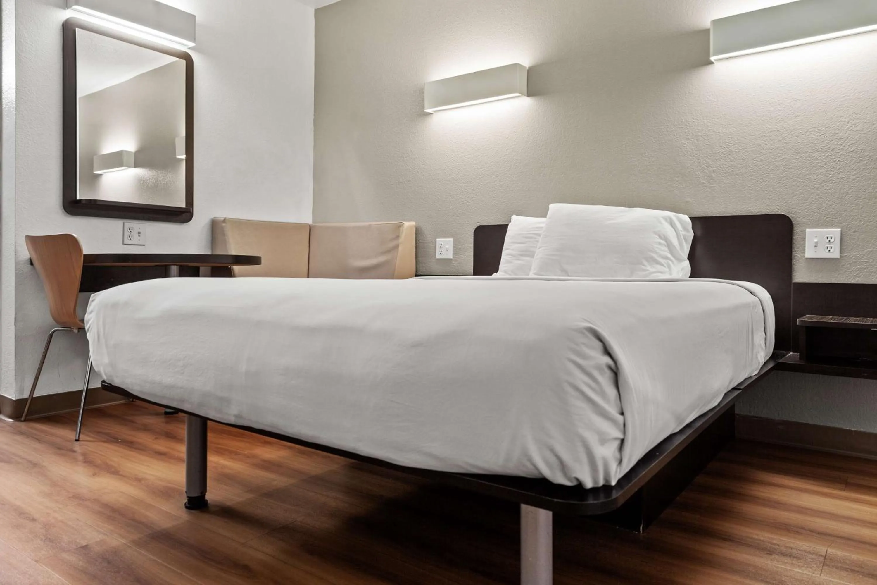 Bedroom, Bed in Studio 6 San Luis Obispo, CA South