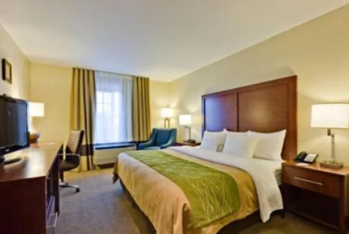 Photo of the whole room, Bed in Comfort Inn & Suites