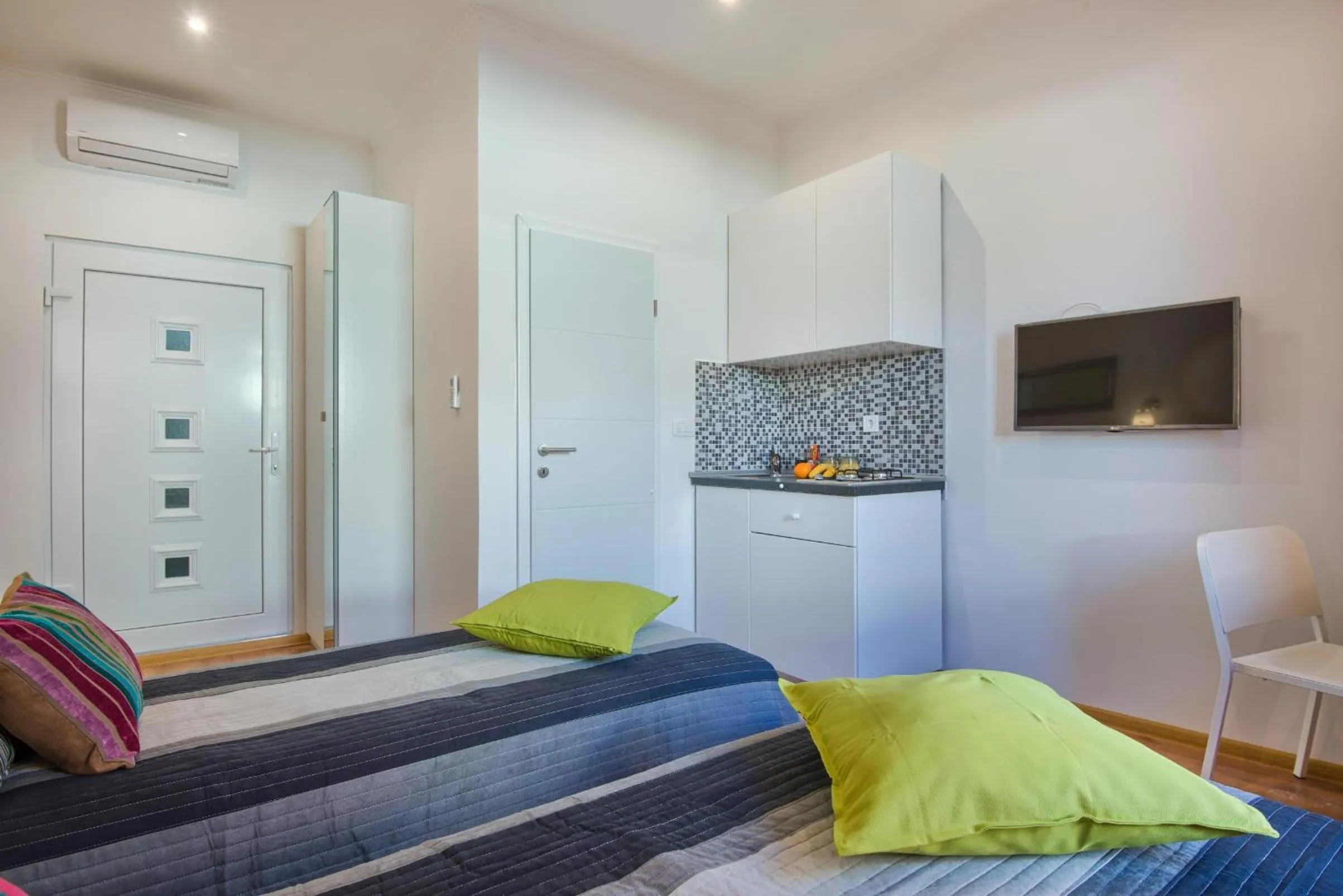 Photo of the whole room, Bed in Top Center Rooms & Studio