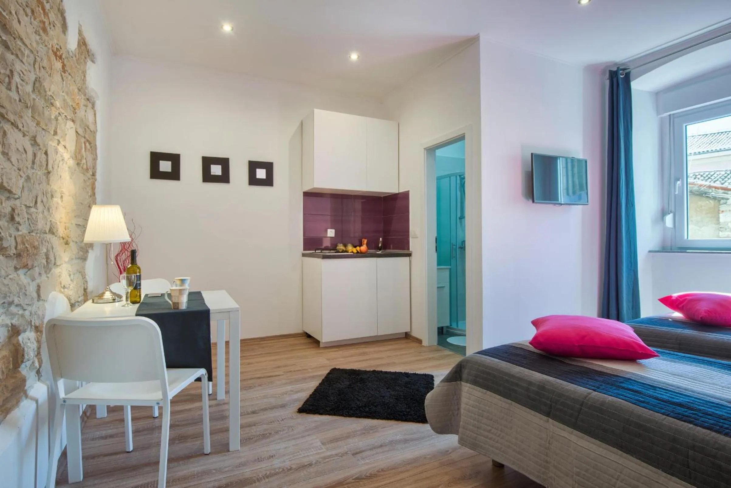 Photo of the whole room in Top Center Rooms & Studio