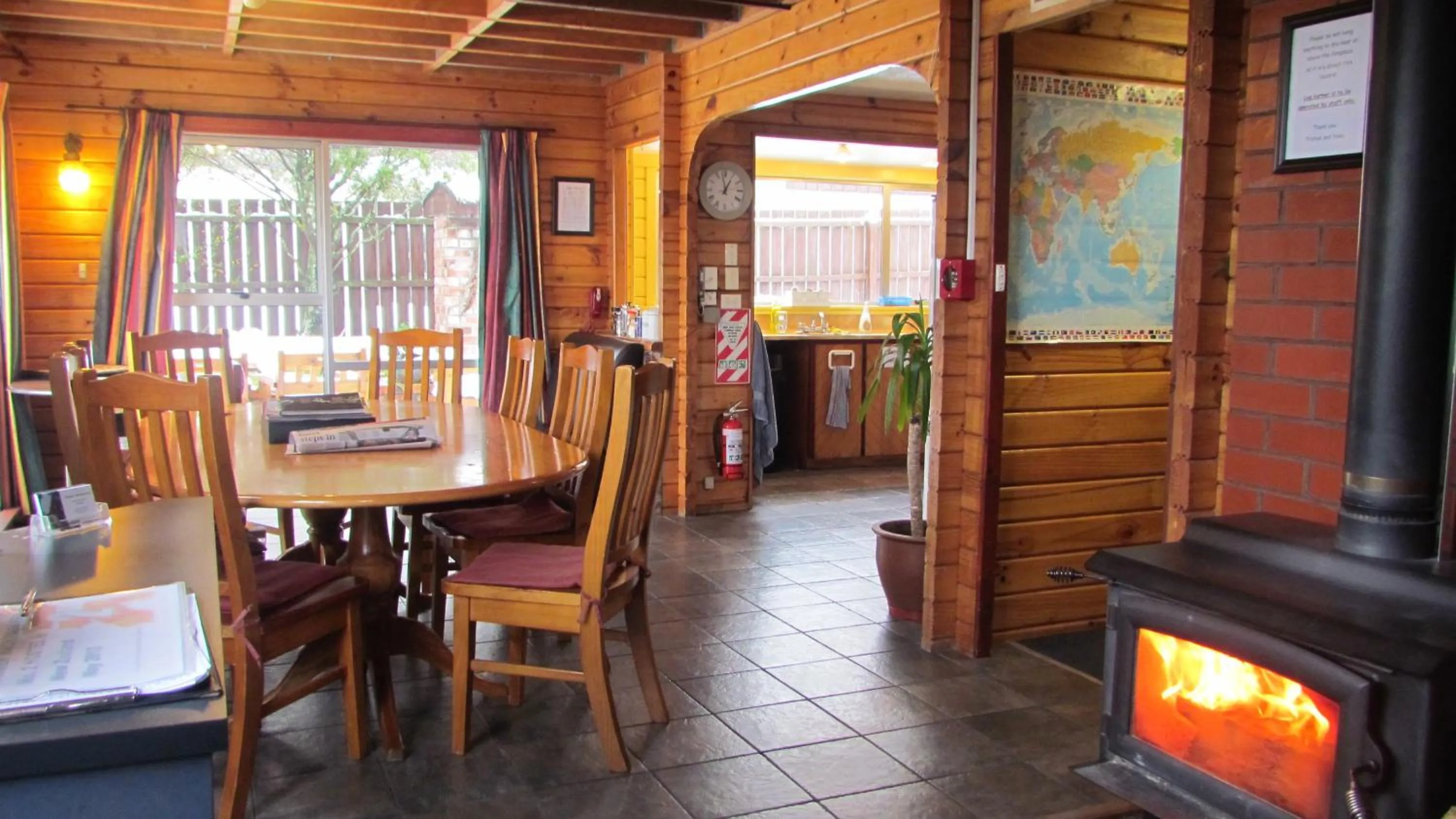 Communal lounge/ TV room in Hanmer Backpackers