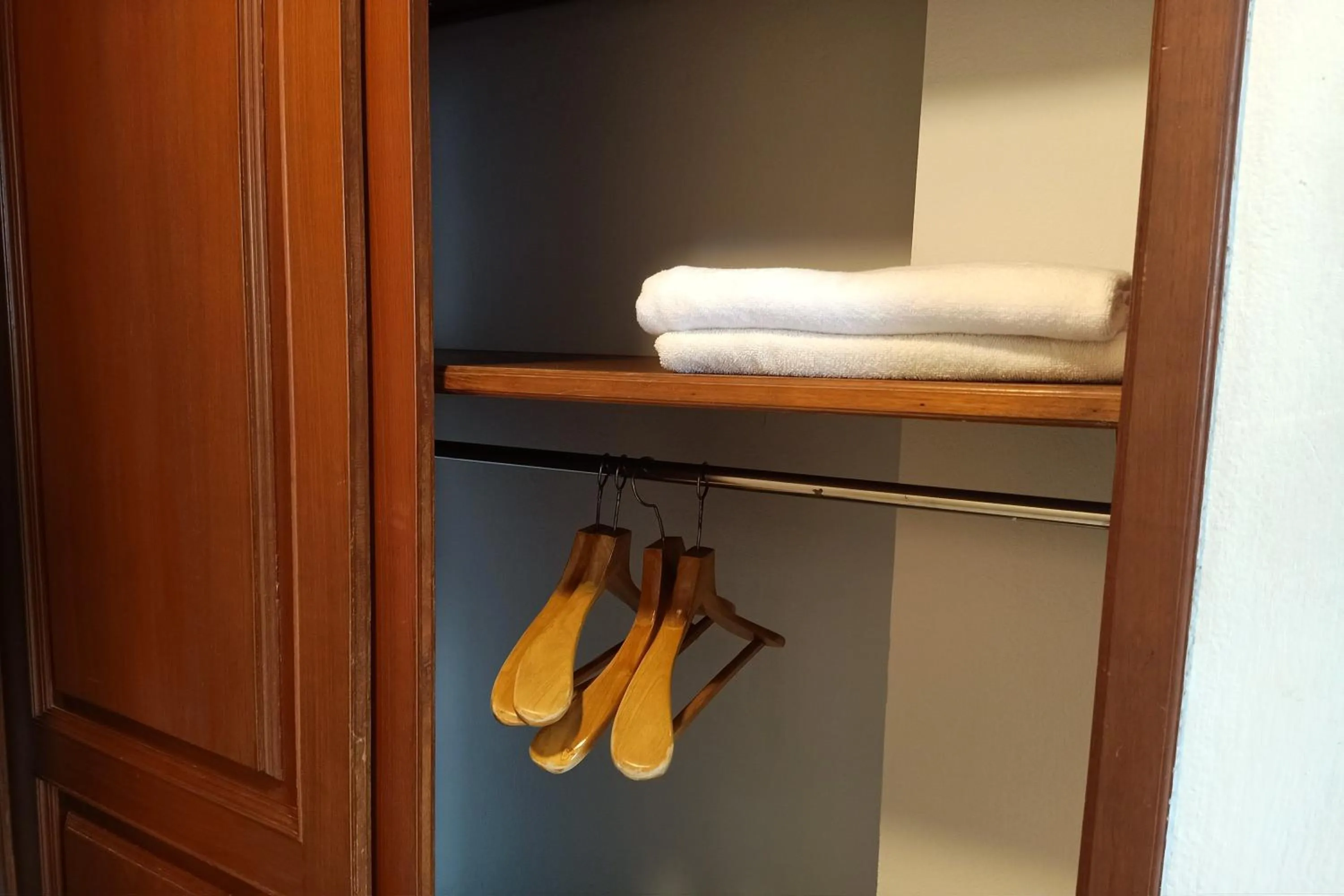 wardrobe in Phayao Northern Lake Hotel