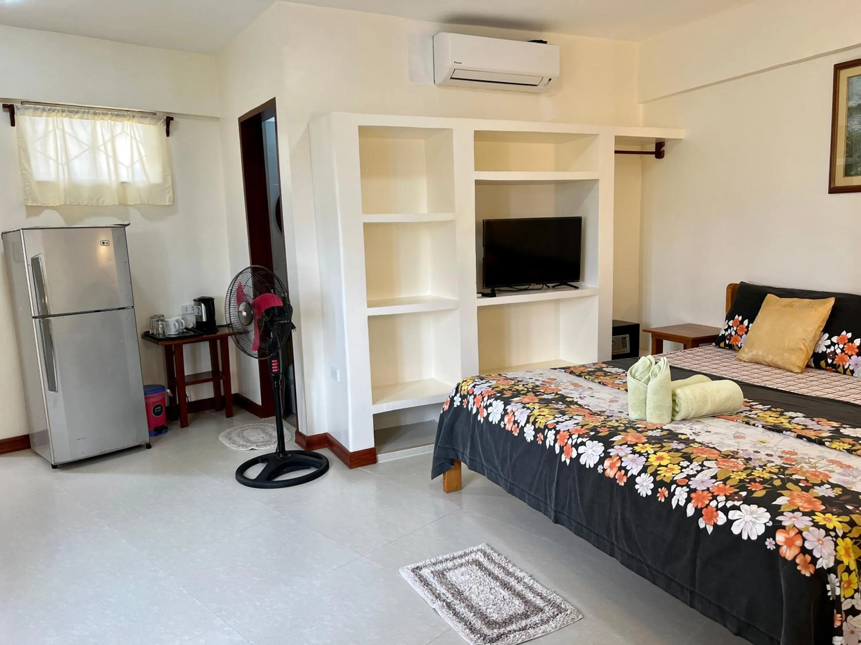 Property building, Bed in Wind Rider's Inn