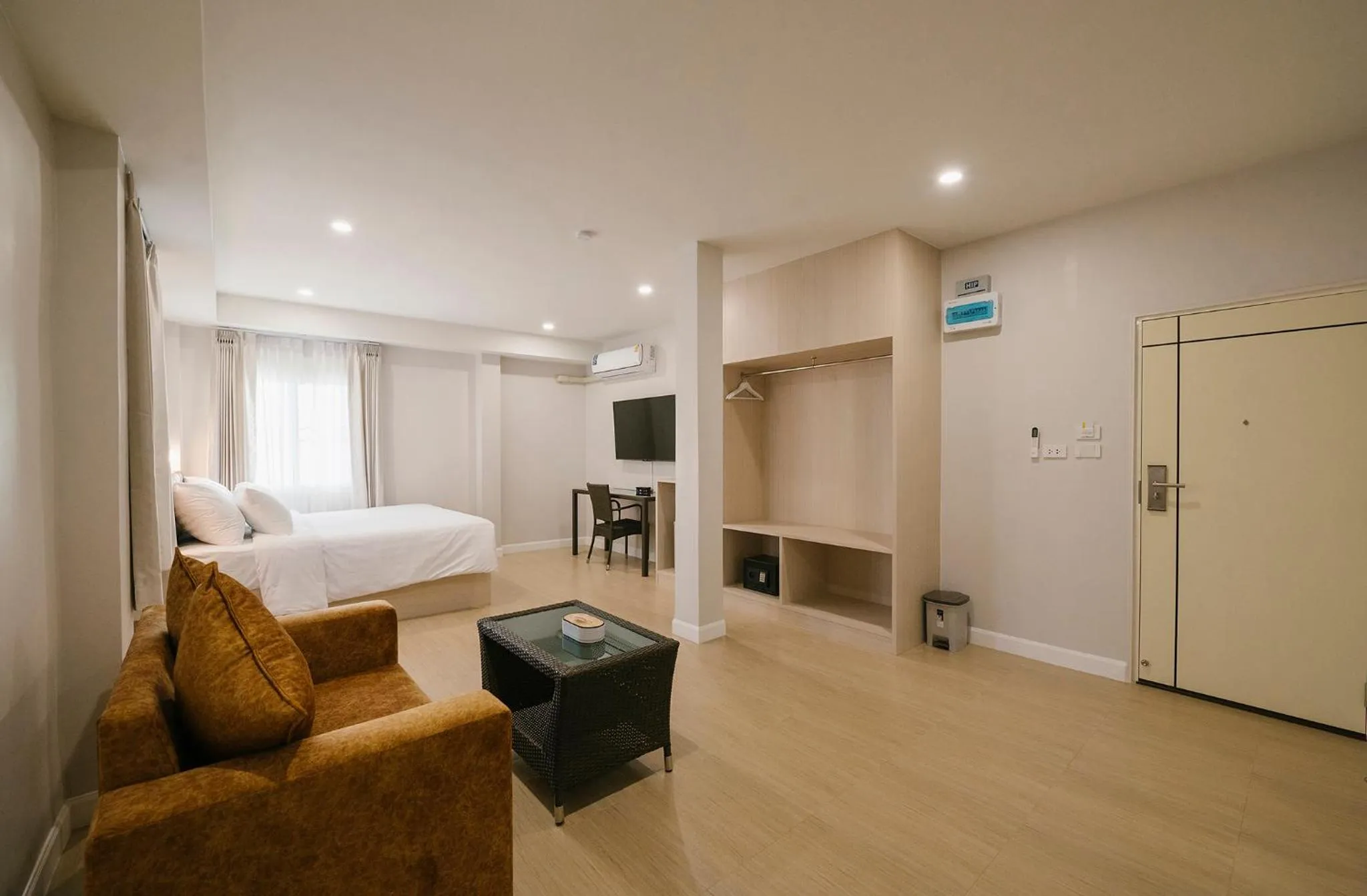 Communal lounge/ TV room, Bed in Eng Fah Luang Hotel