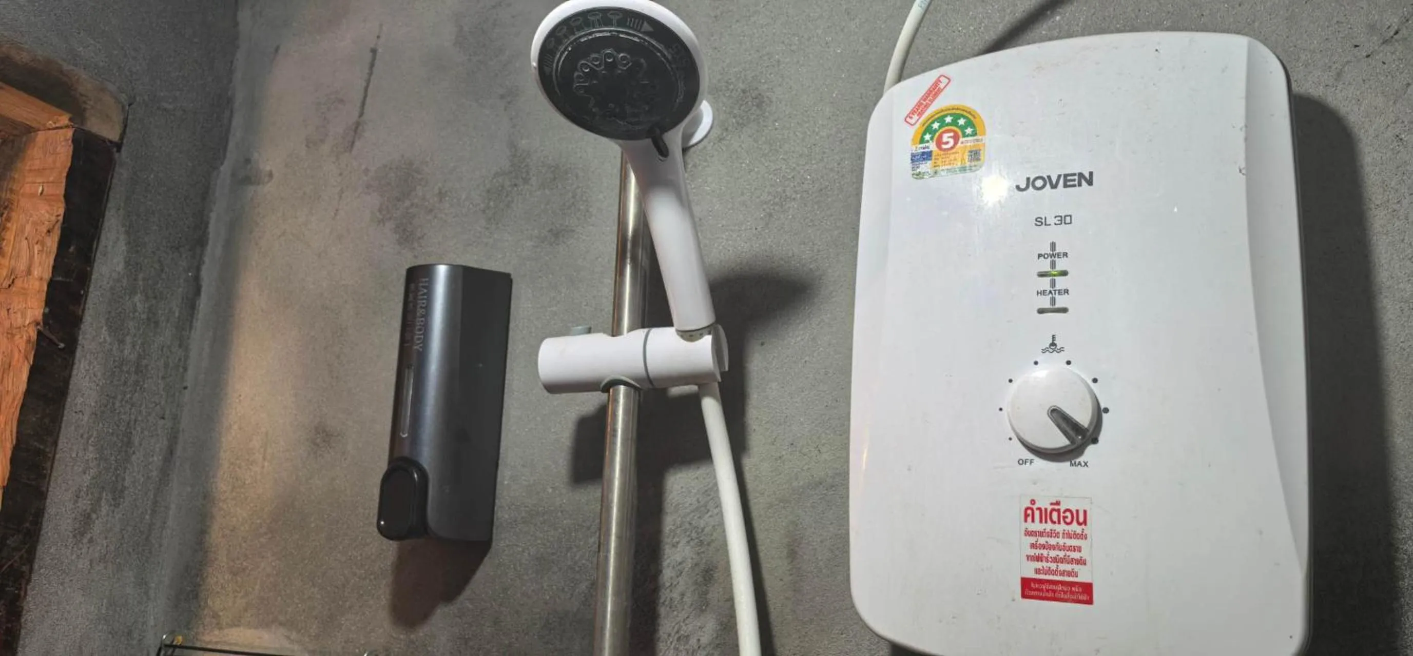 Shower in Pont Inn Nong Khiaw