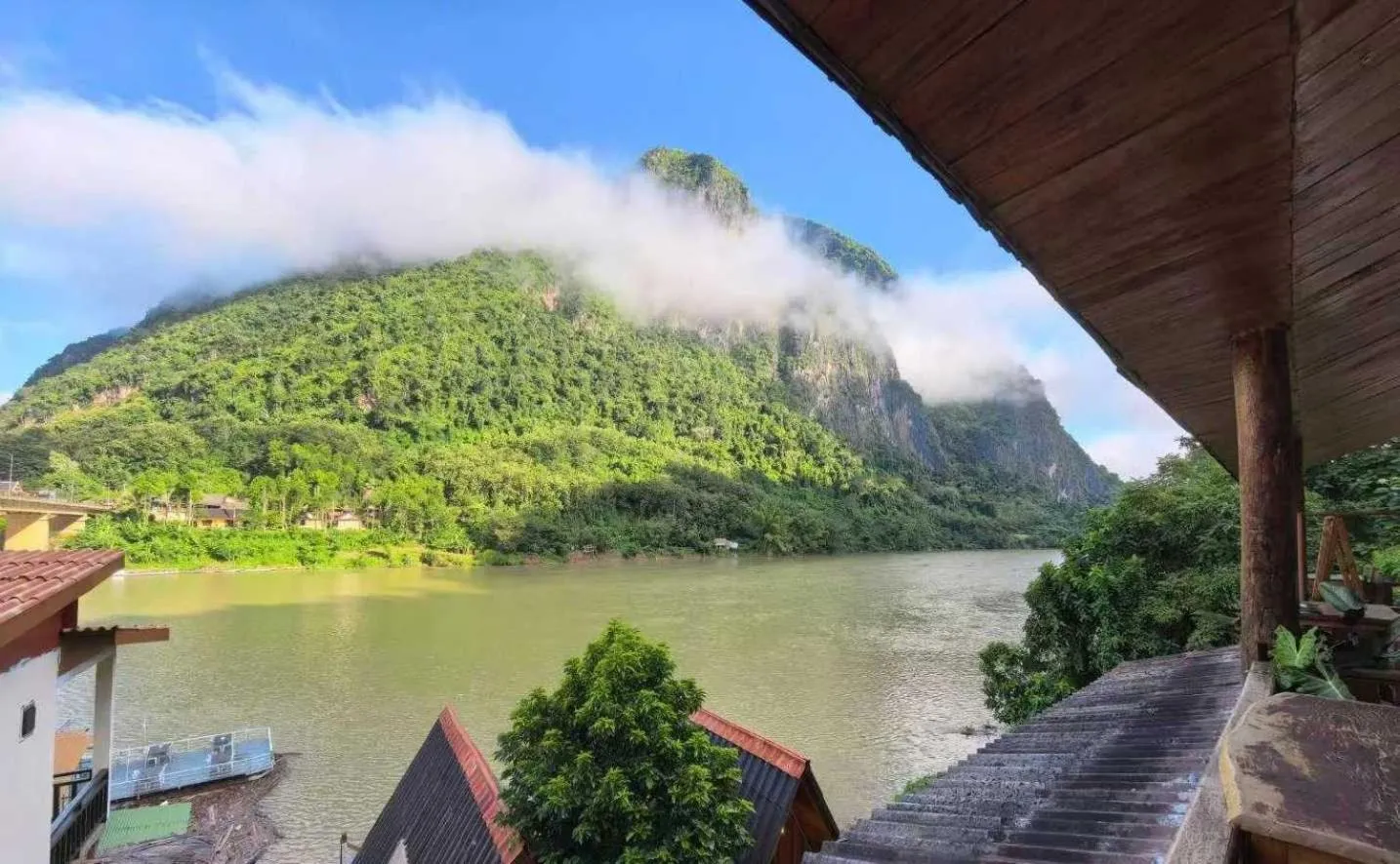 Day in Pont Inn Nong Khiaw