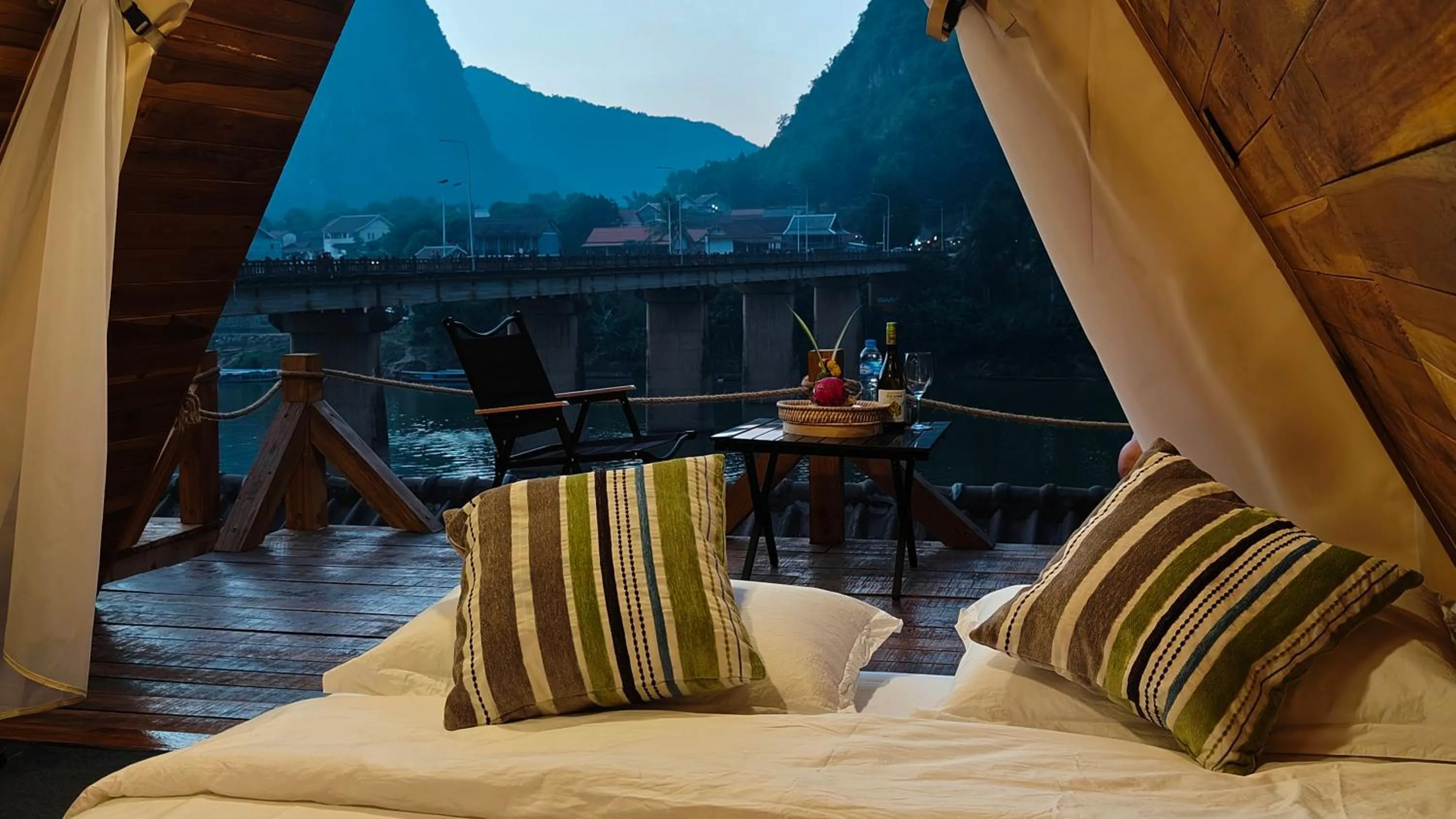 Patio in Pont Inn Nong Khiaw