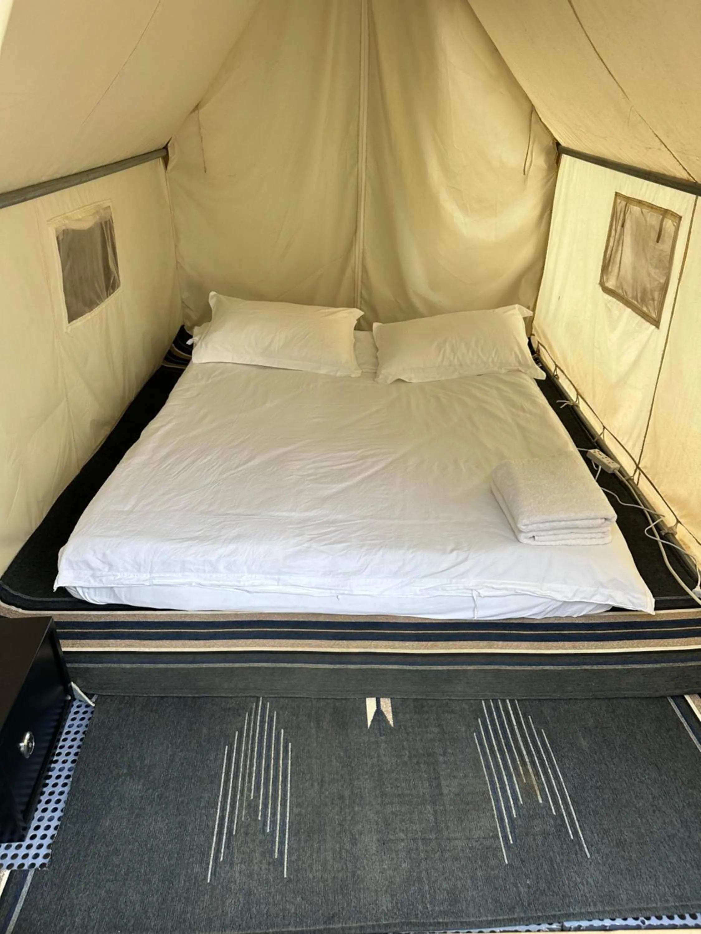 People, Bed in Pont Inn Nong Khiaw