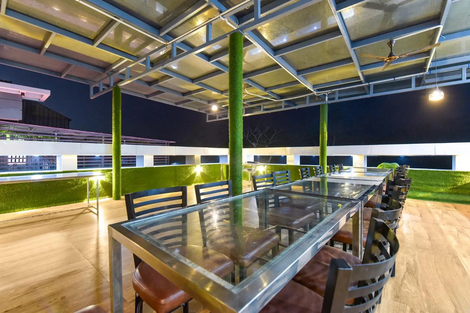 Restaurant/places to eat in FabHotel Hari Residency