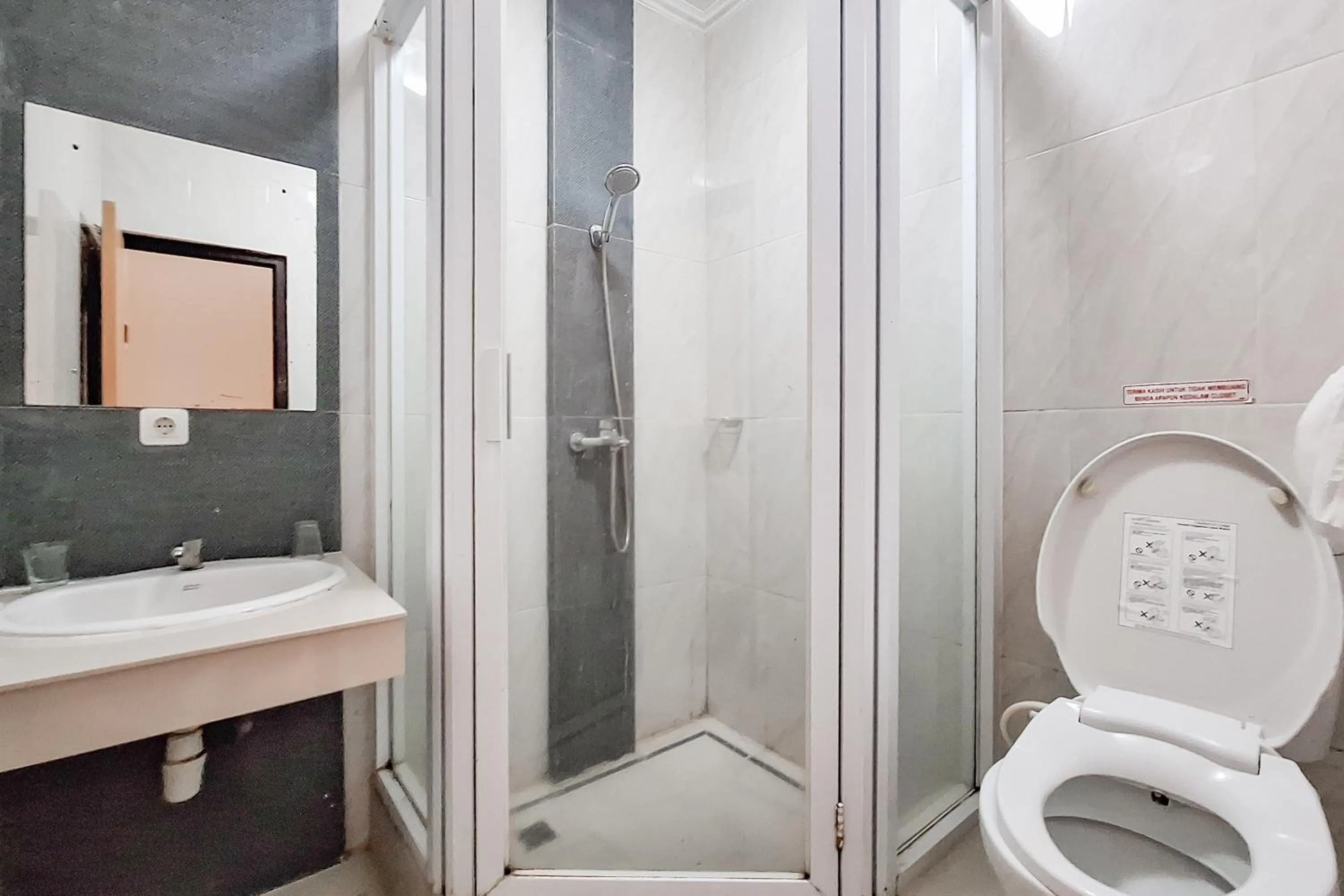 Bathroom in Urbanview Hotel Tridaya Cisarua Puncak