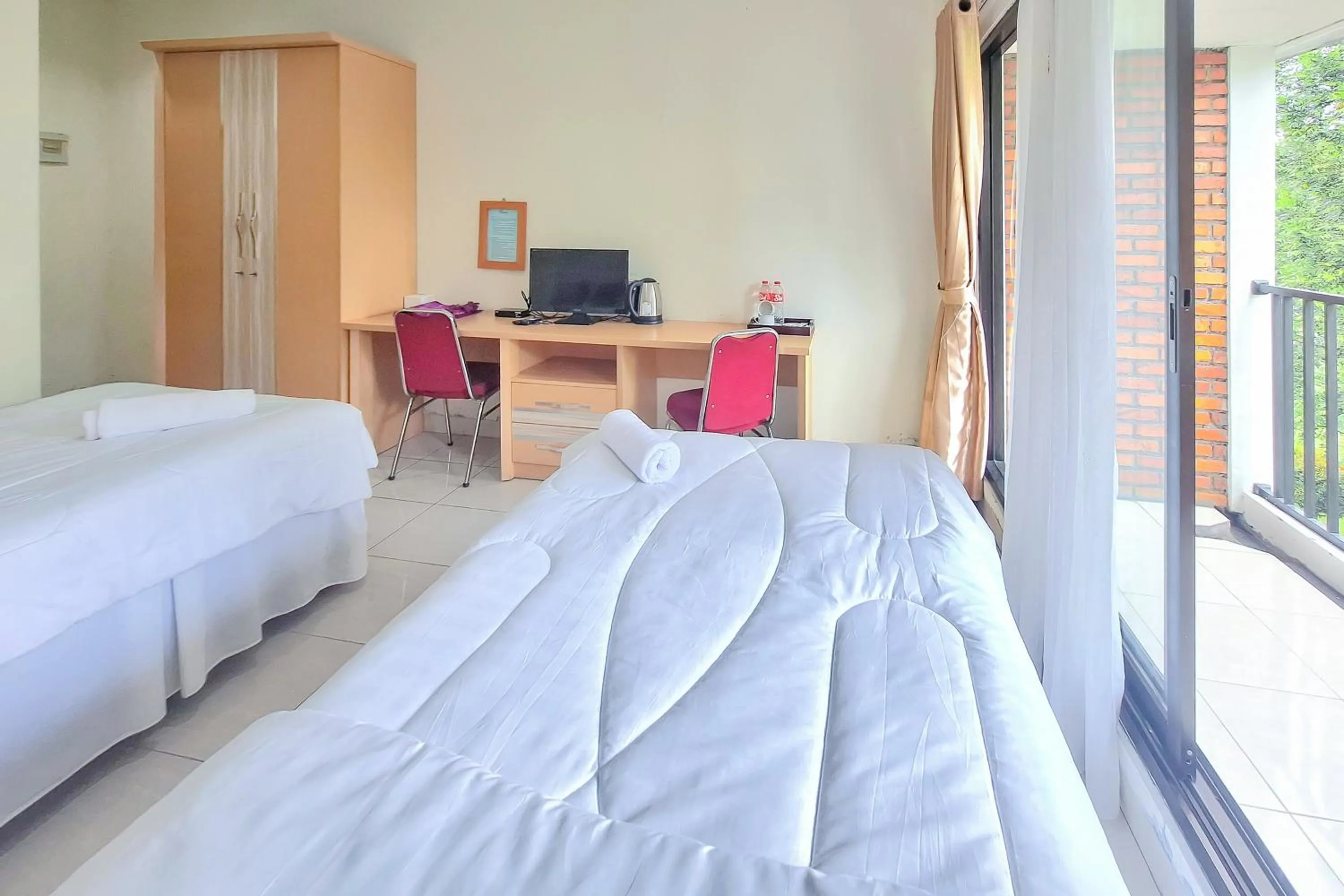 Bedroom, Bed in Urbanview Hotel Tridaya Cisarua Puncak