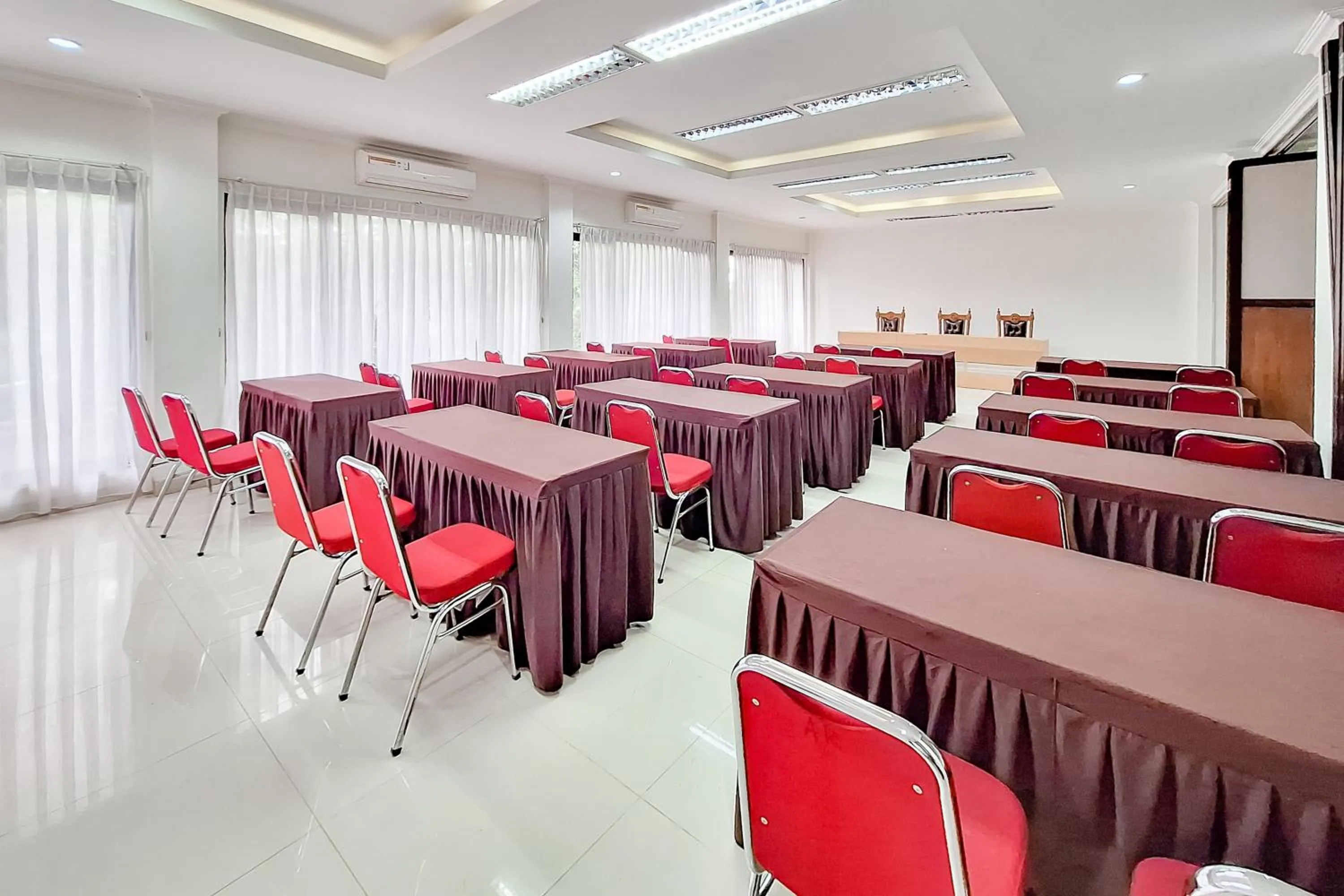 Meeting/conference room in Urbanview Hotel Tridaya Cisarua Puncak