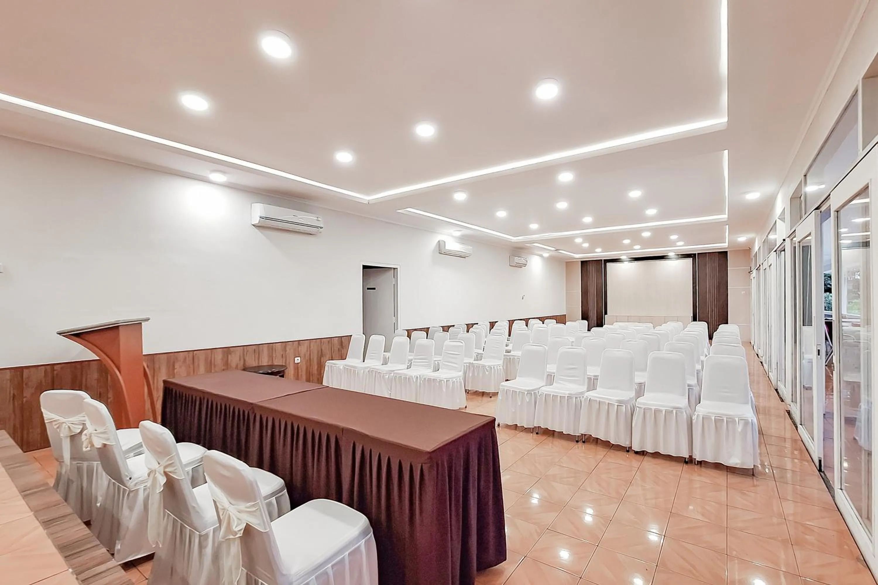 Meeting/conference room in Urbanview Hotel Tridaya Cisarua Puncak