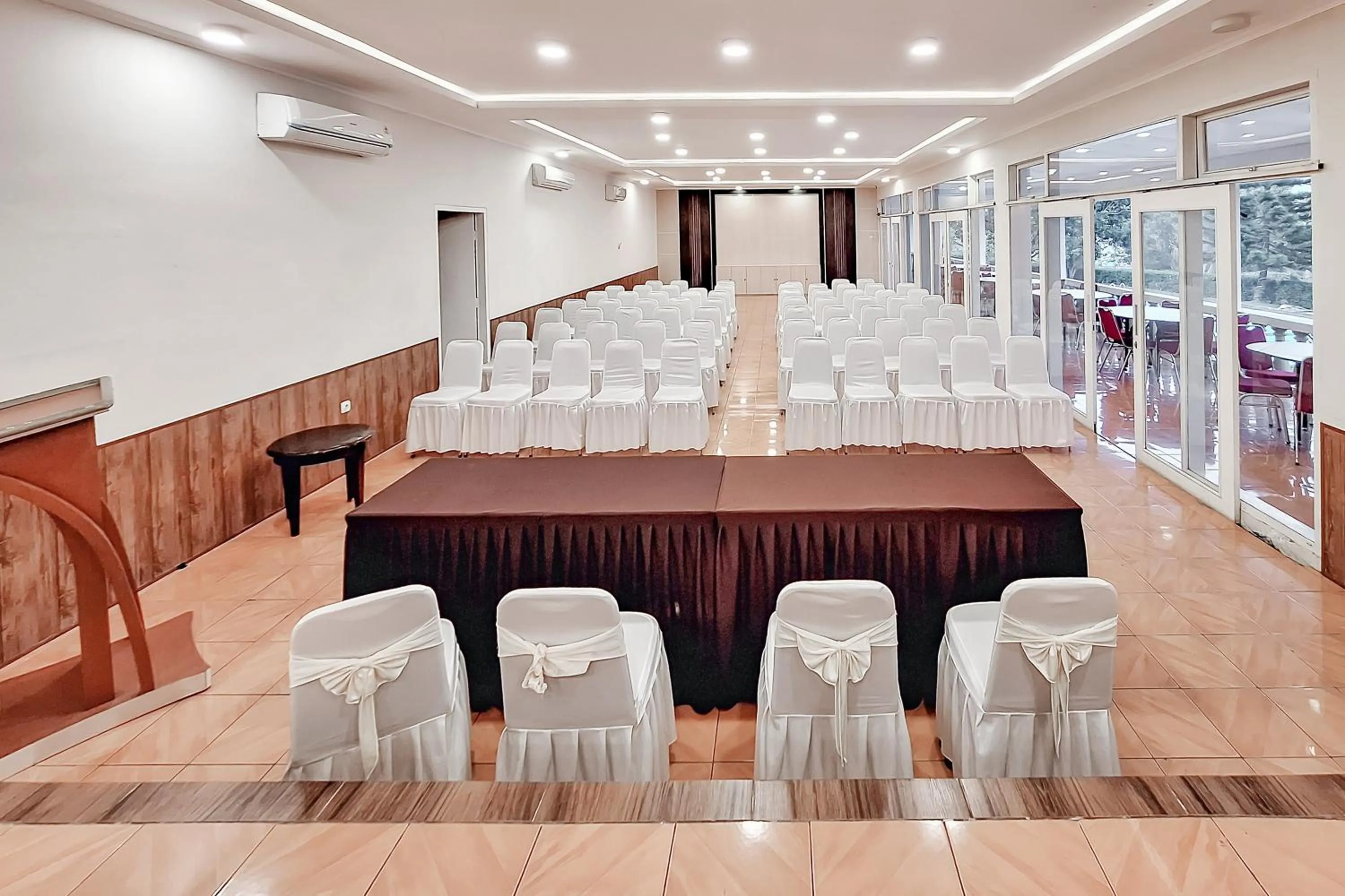 Meeting/conference room in Urbanview Hotel Tridaya Cisarua Puncak
