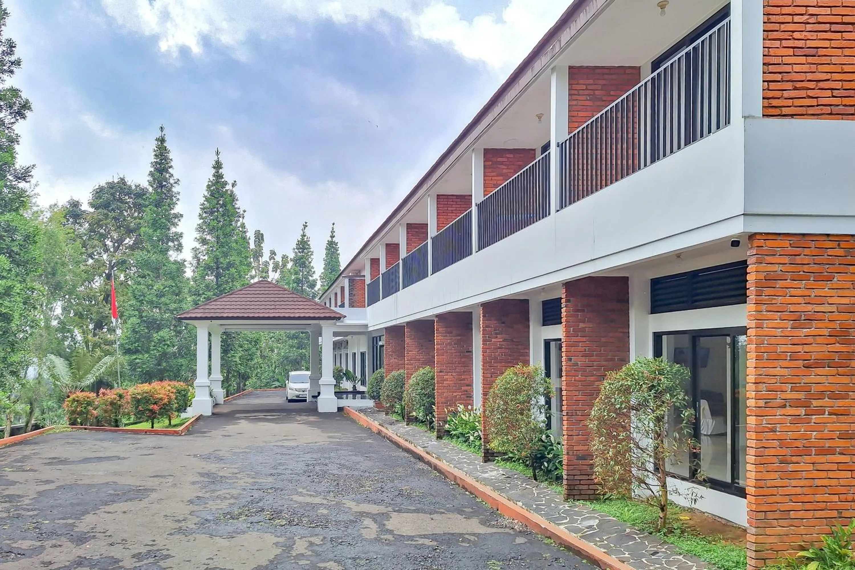 Facade/entrance in Urbanview Hotel Tridaya Cisarua Puncak