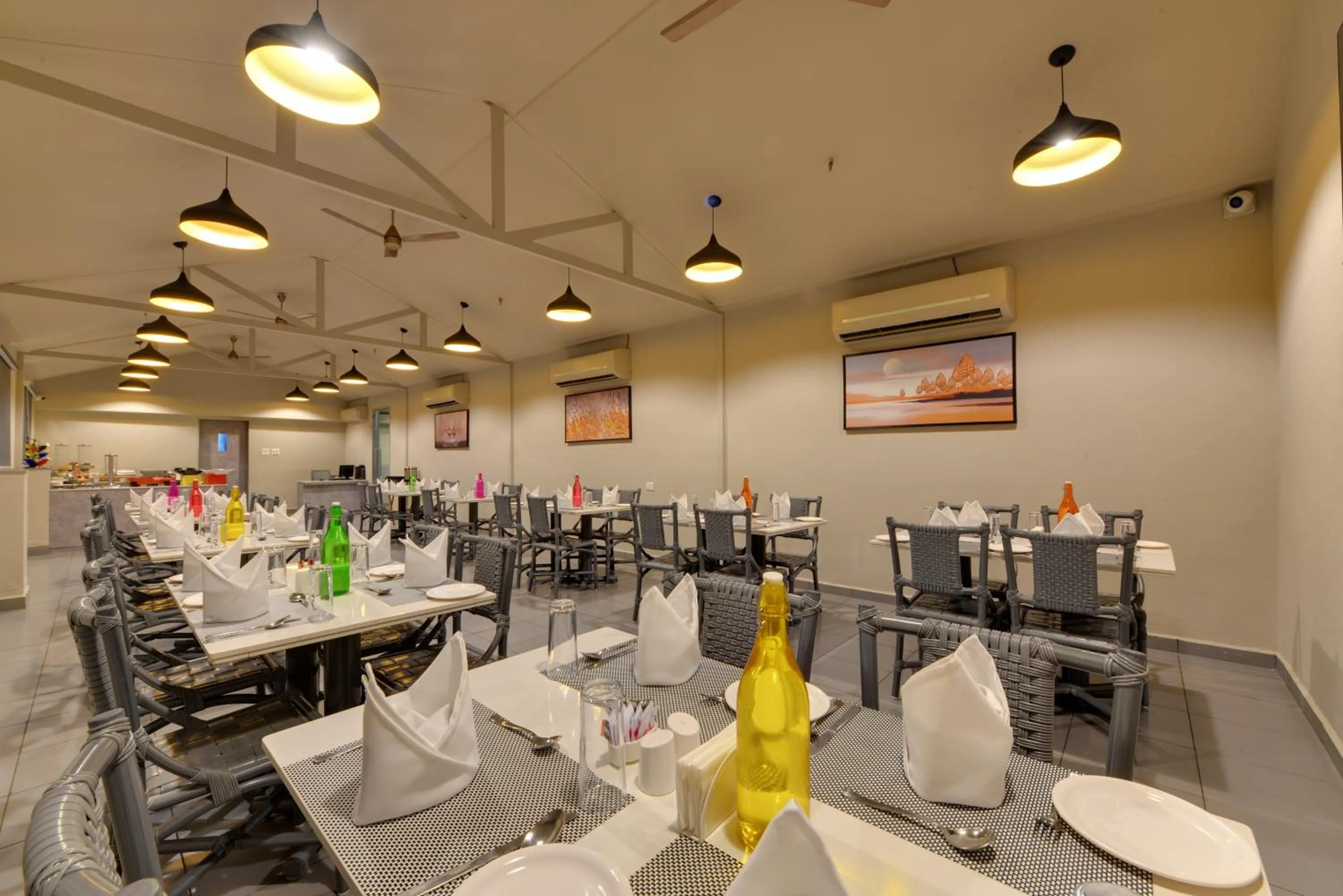 Restaurant/places to eat in Iris Beacon Hotel