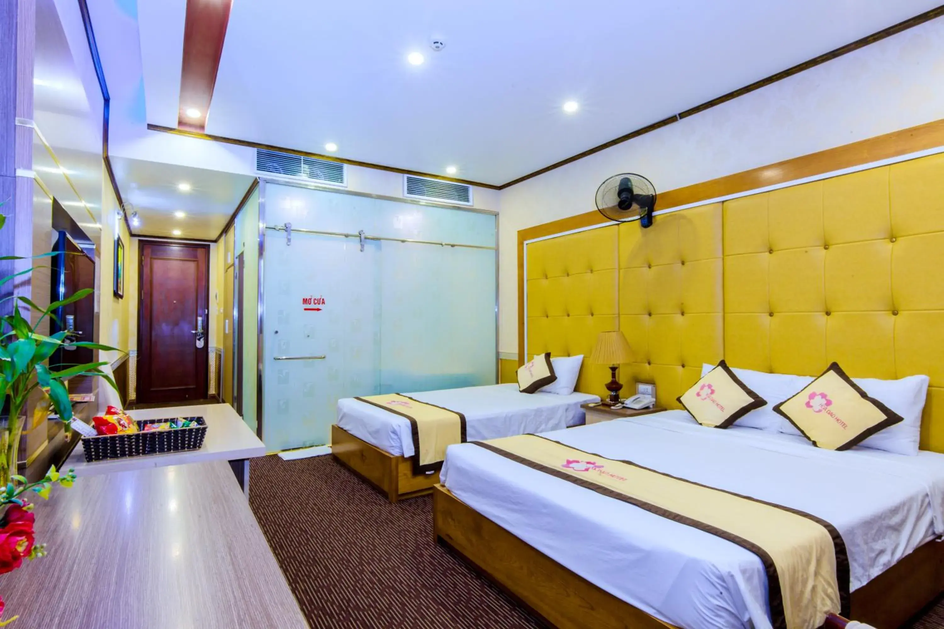 Triple Room with Balcony in Hoa Dao Hotel Triple Room with Balcony in Hoa Dao Hotel