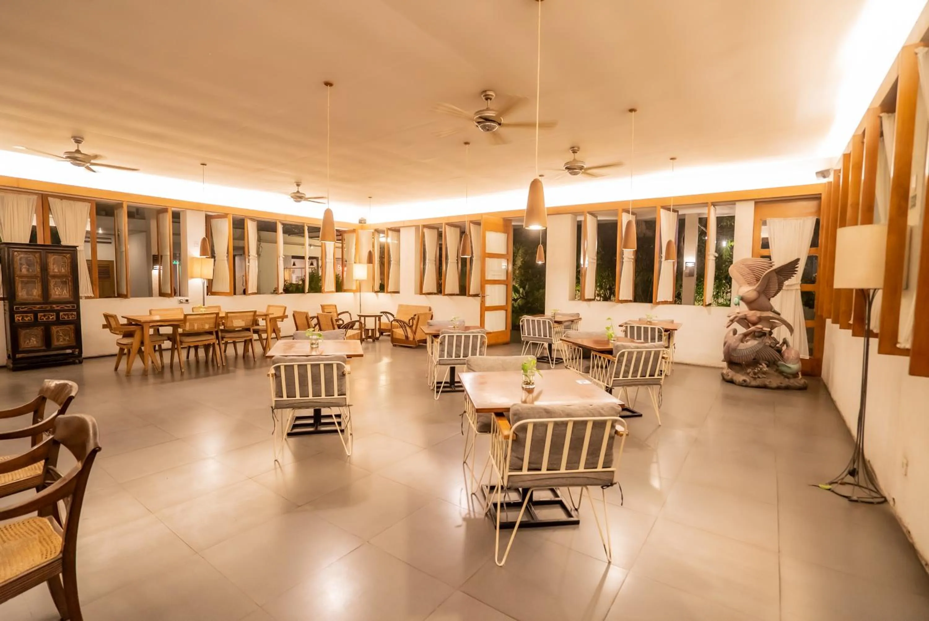 Restaurant/places to eat in Hotel Blambangan