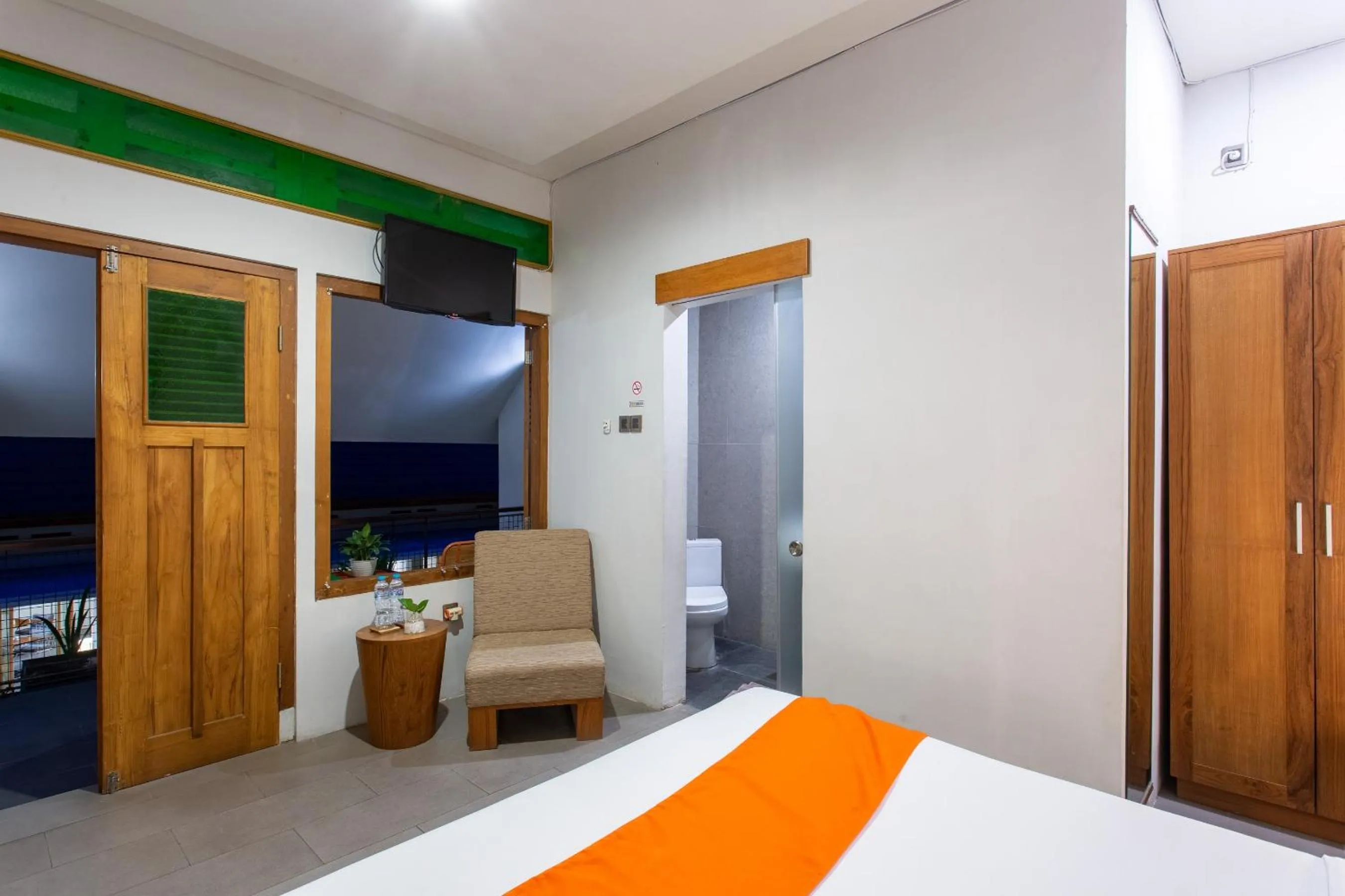 Seating area, Bed in Hotel Blambangan