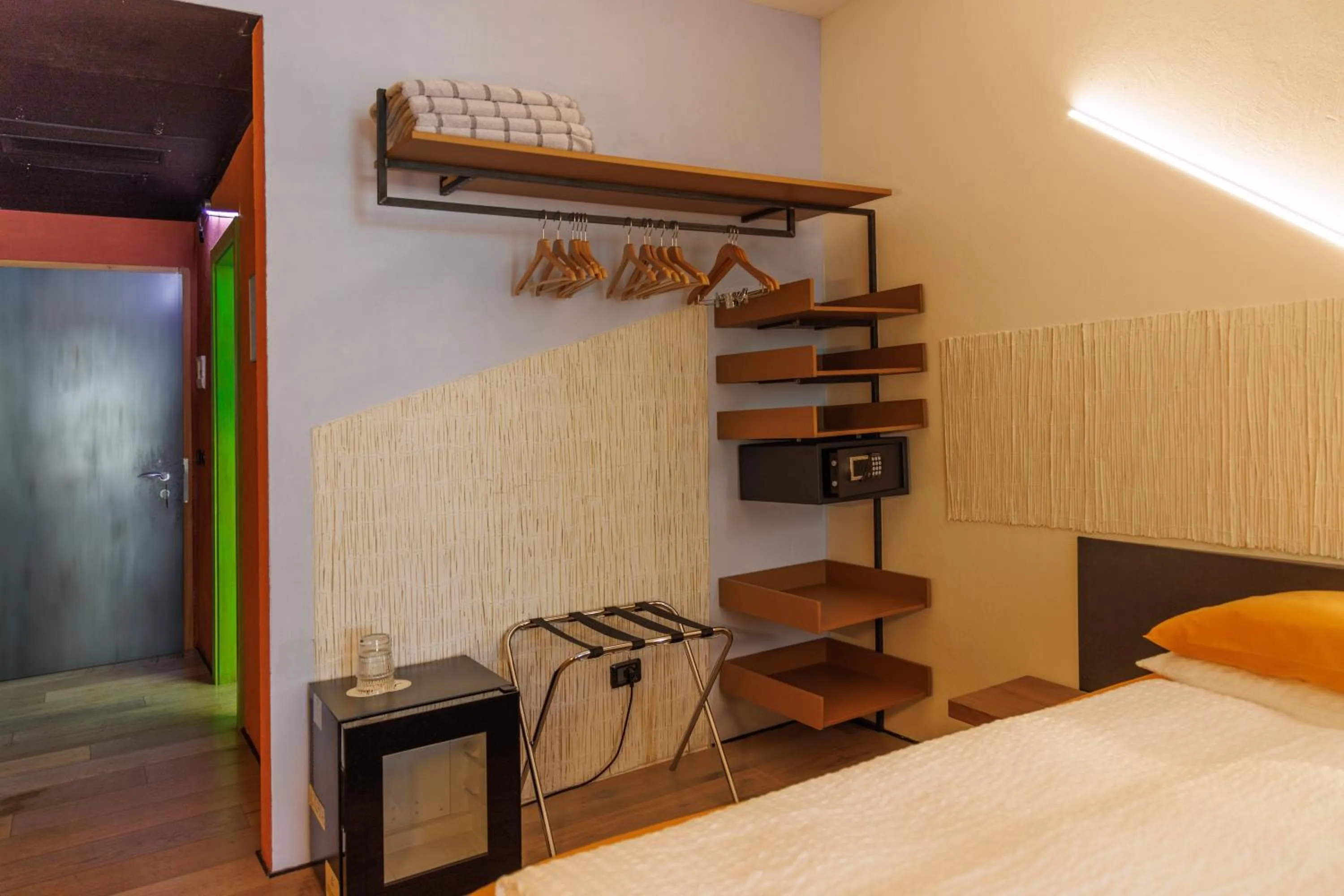 wardrobe, Bed in Ambienthotel PrimaLuna 3S