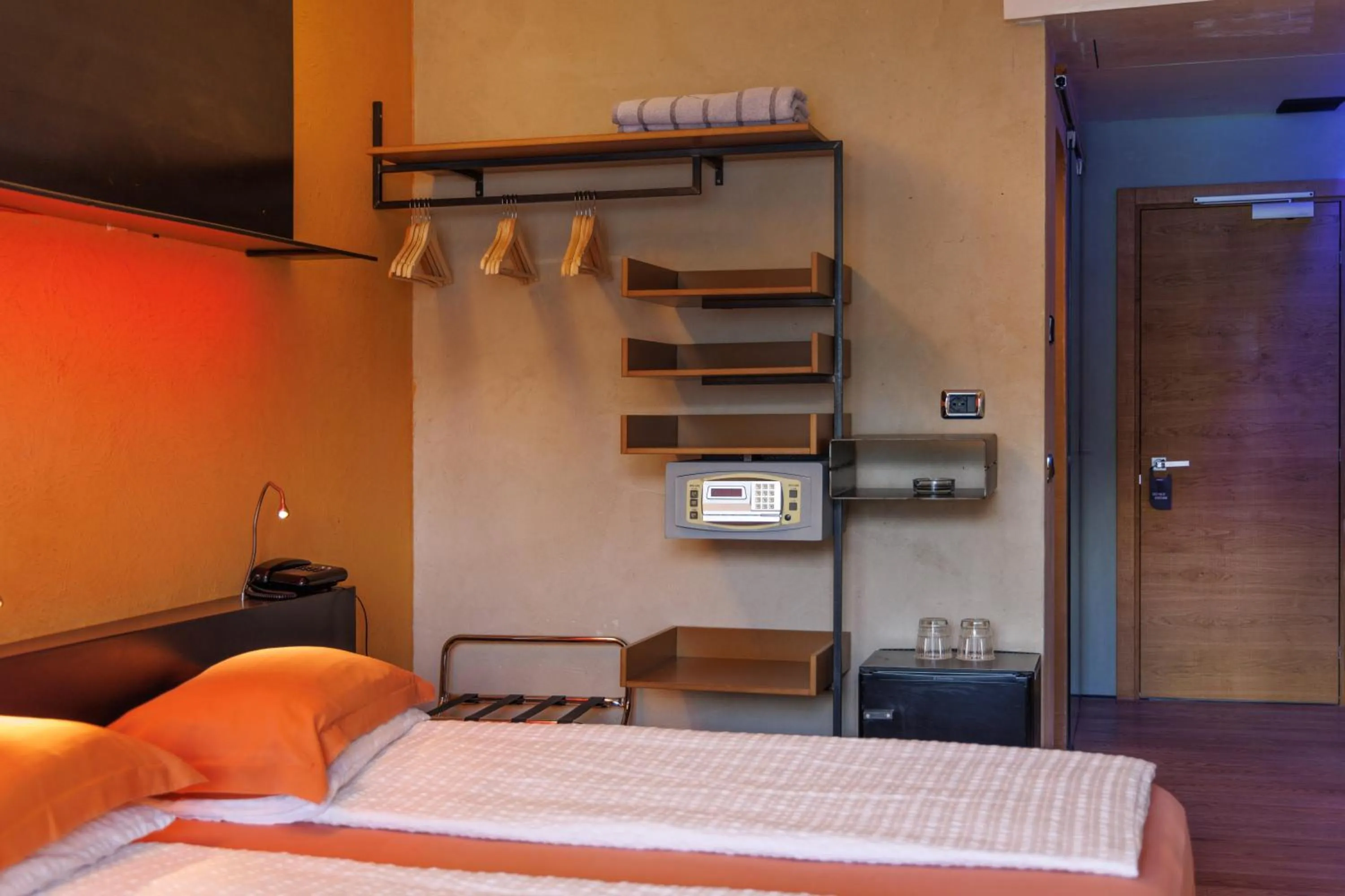 wardrobe, Bed in Ambienthotel PrimaLuna 3S