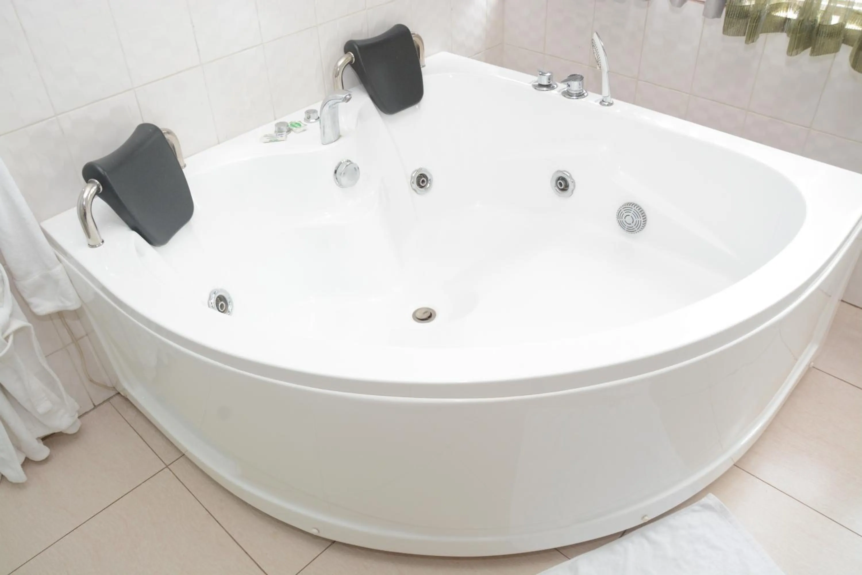 Hot Tub in Five to Five Hotel