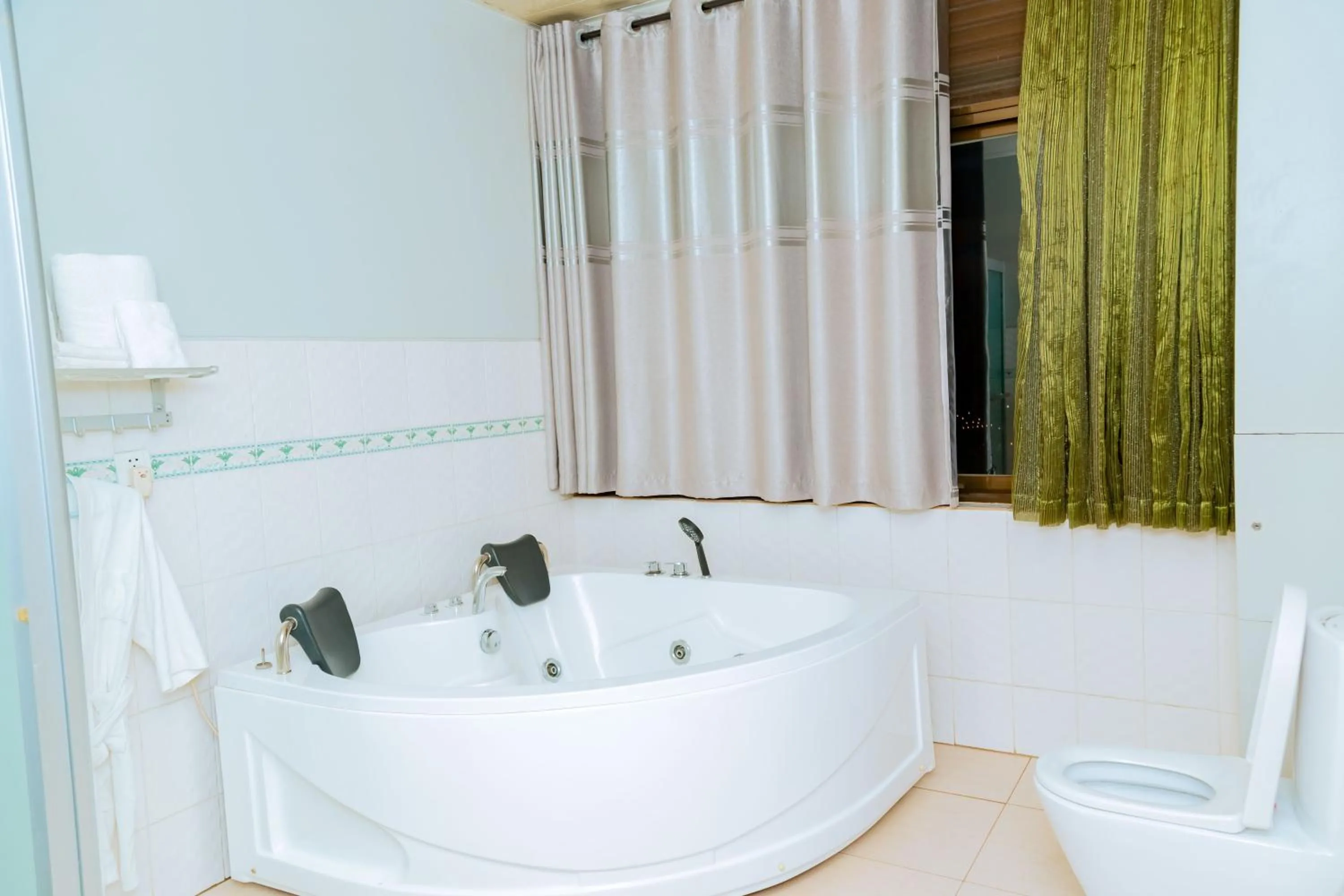 Bath in Five to Five Hotel