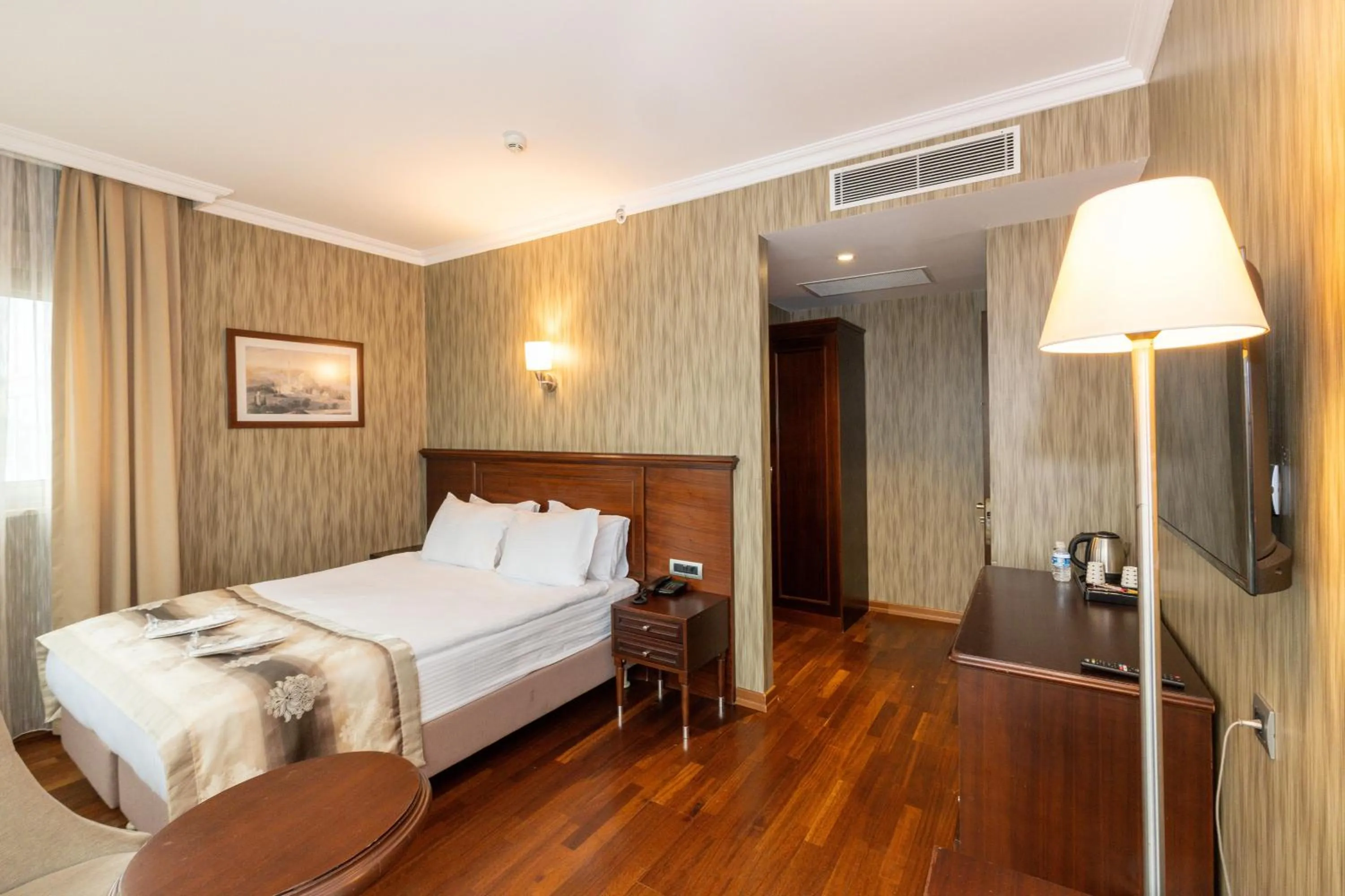 Photo of the whole room, Bed in Crestium Taksim Prive & Spa