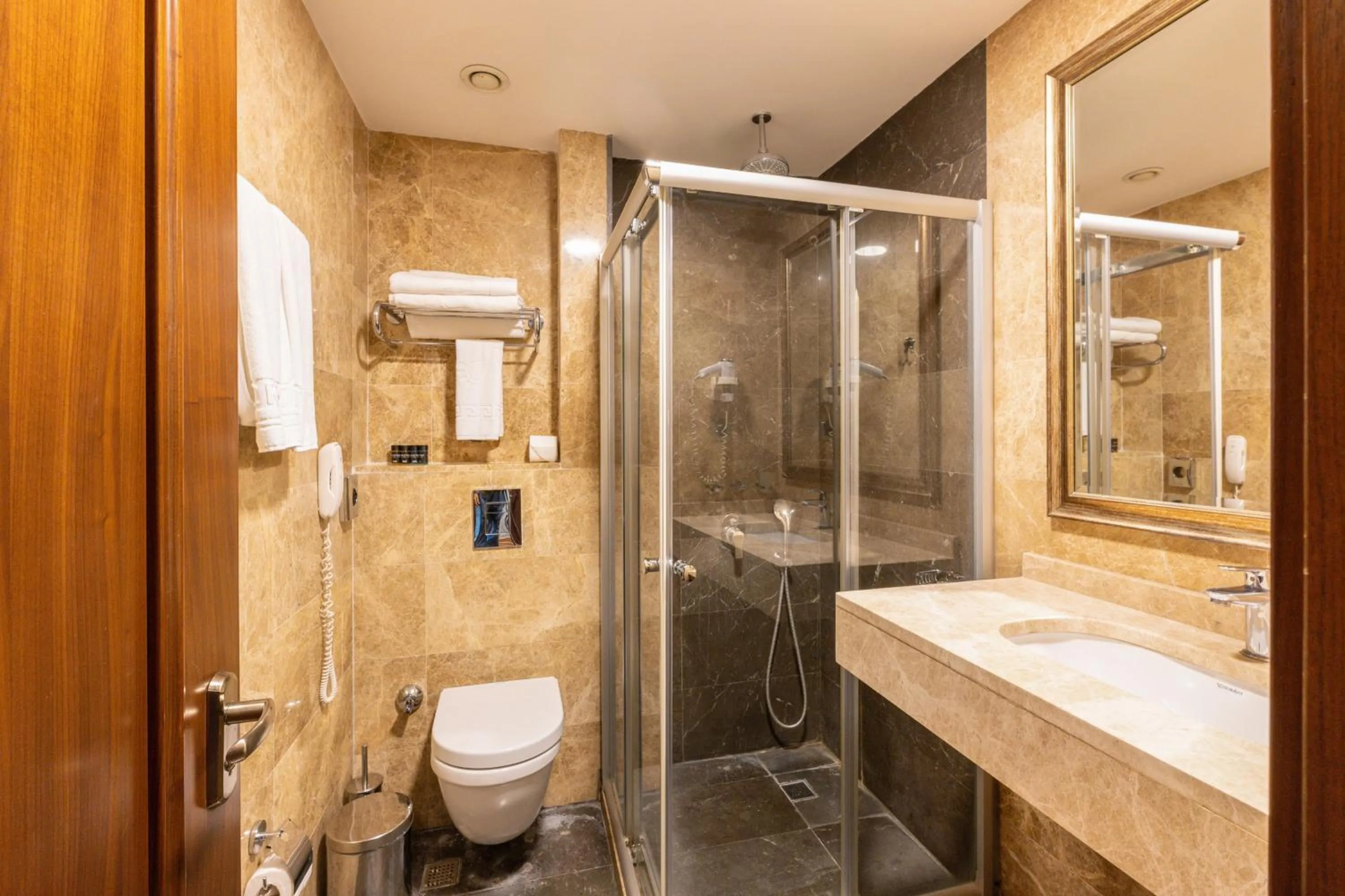 Shower in Crestium Taksim Prive & Spa