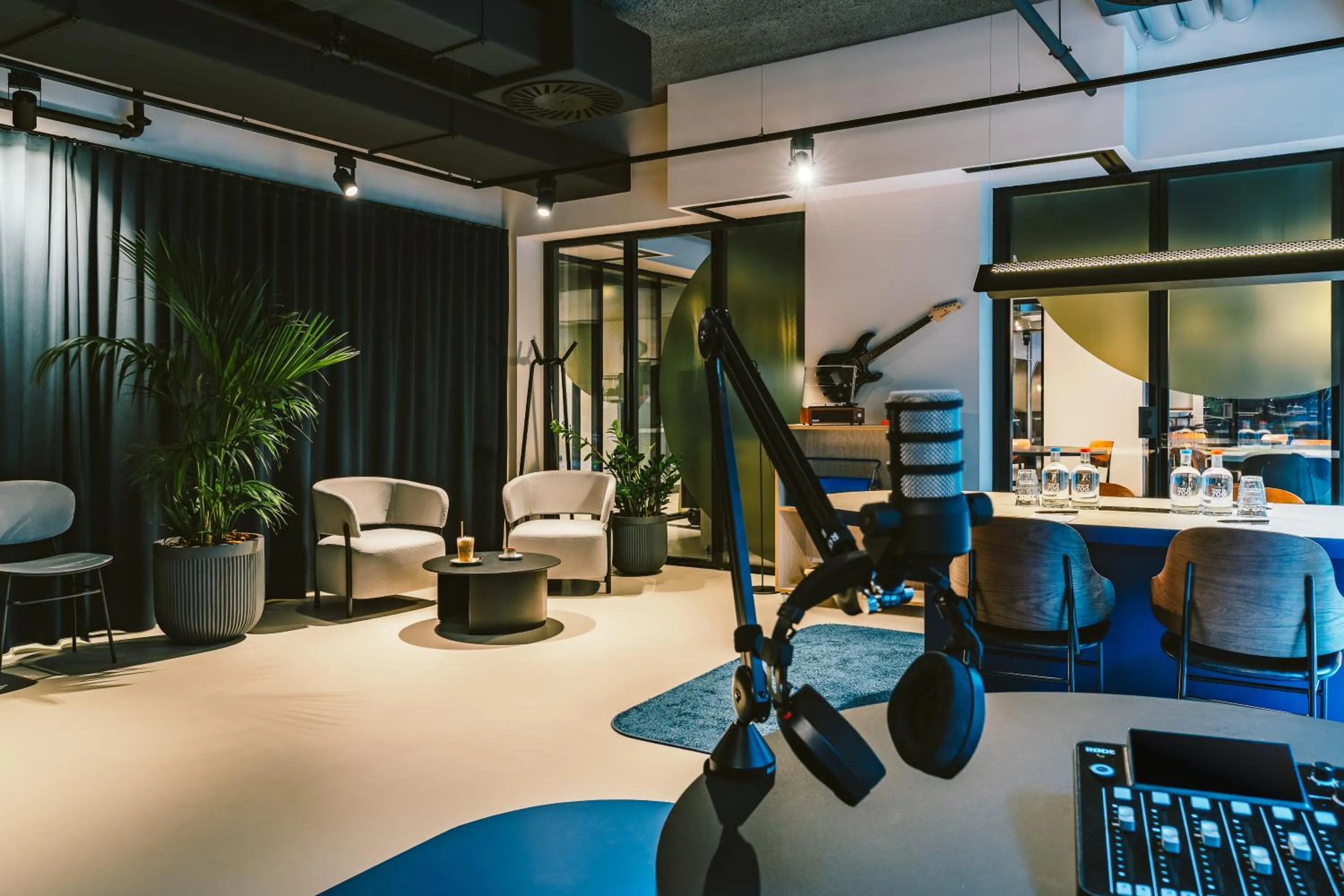 TV and multimedia in The Social Hub Porto