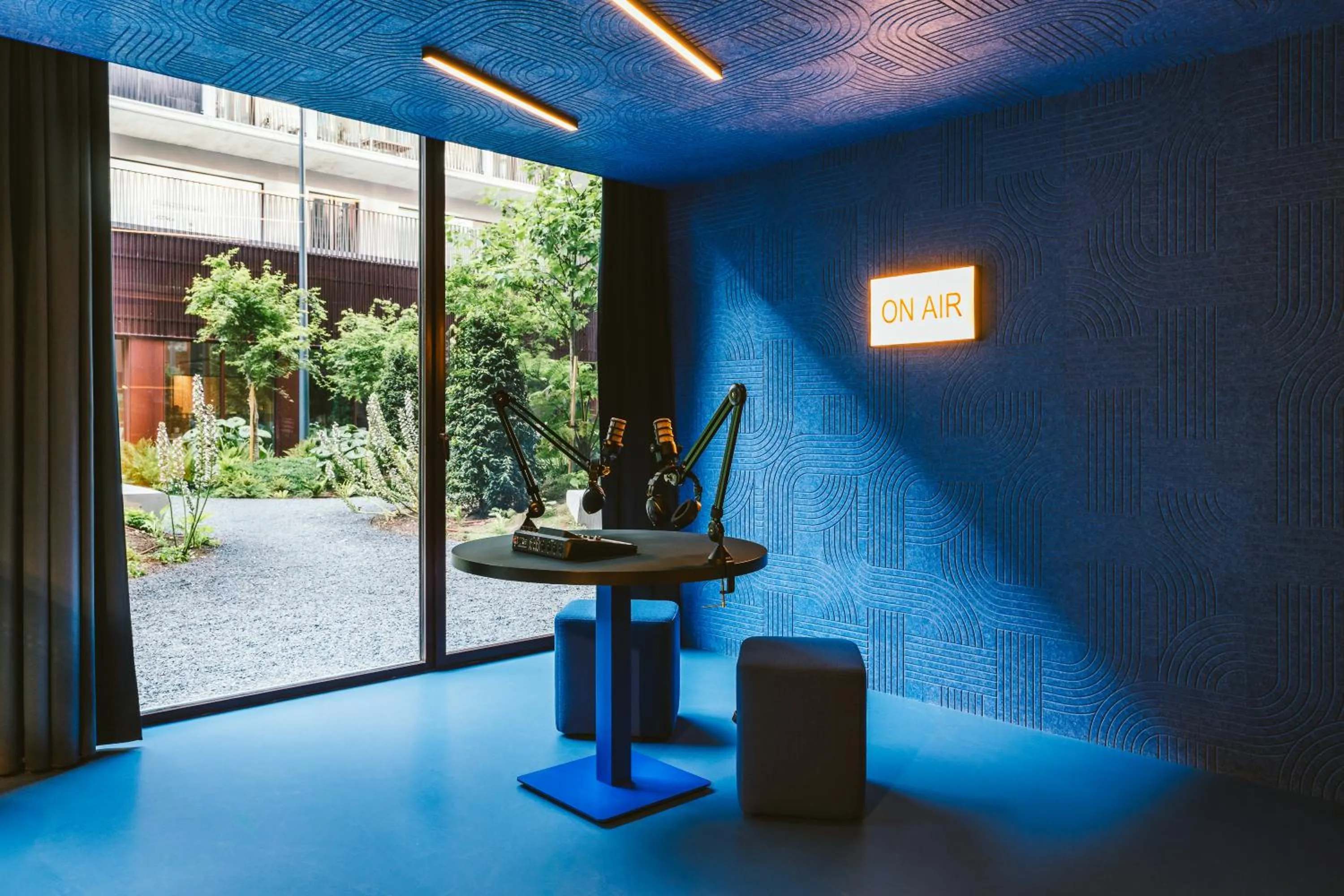 TV and multimedia in The Social Hub Porto