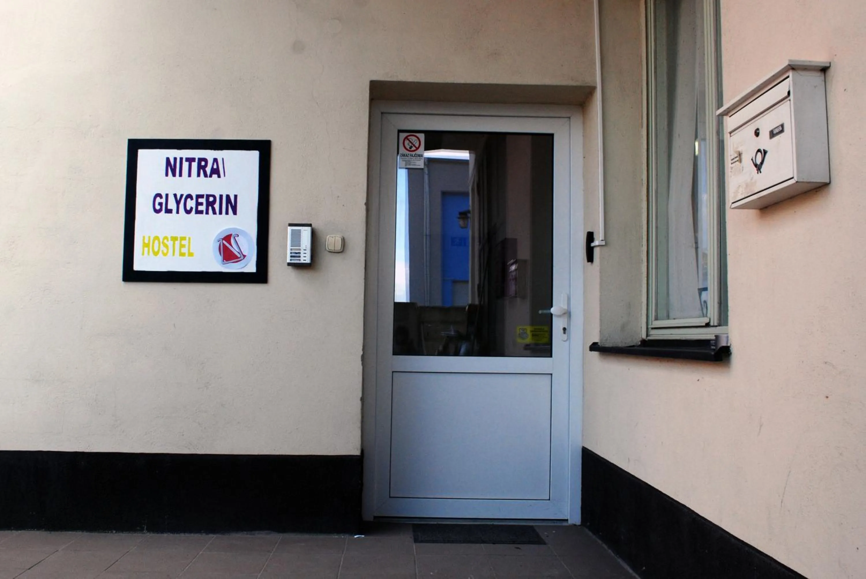 Facade/entrance in Nitra Glycerin Hostel