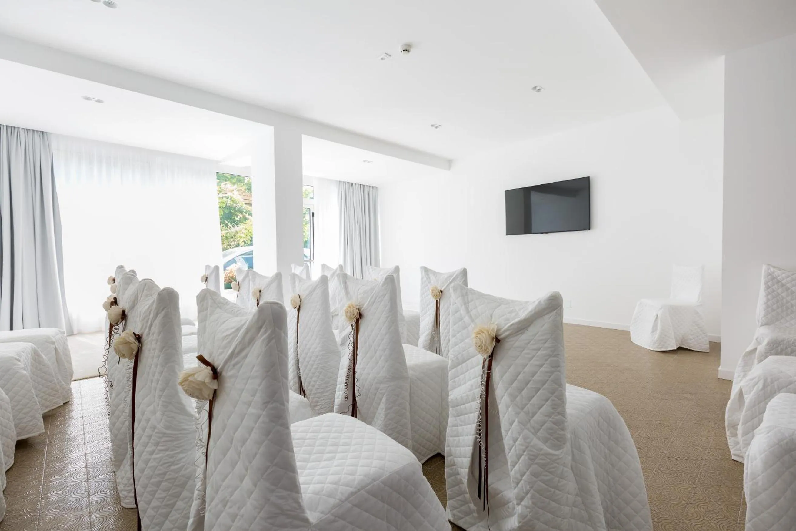 Communal lounge/ TV room, Bed in Hotel Cavallino Bianco