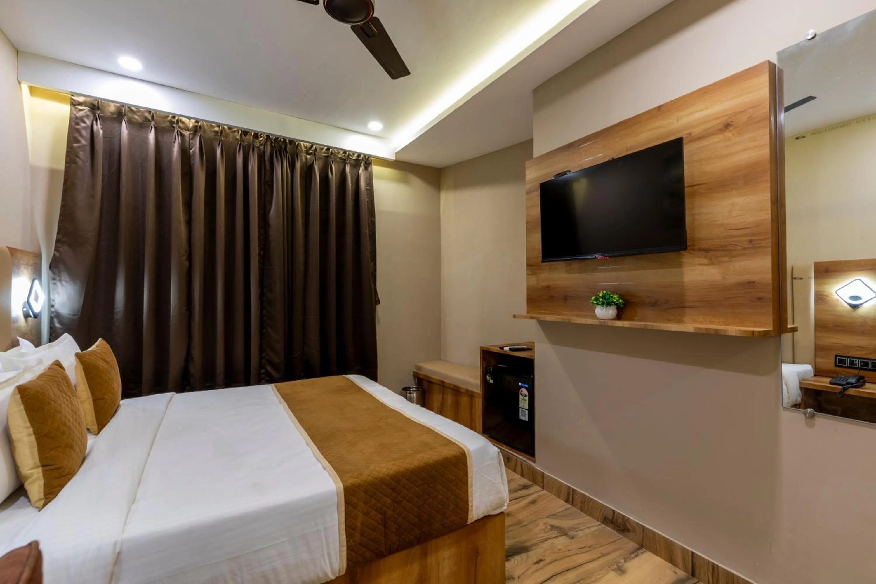 Communal lounge/ TV room, Bed in Hotel Zara International