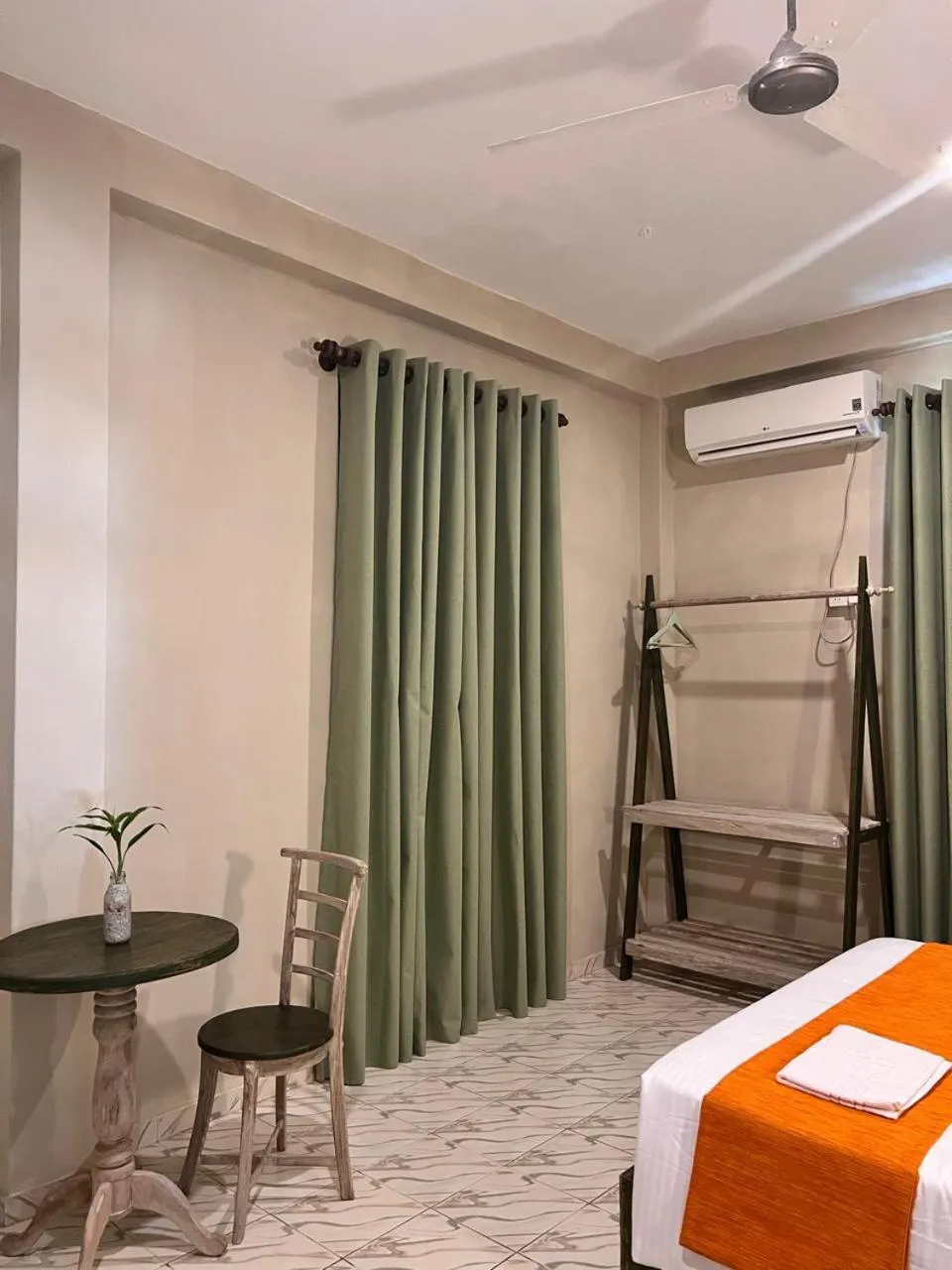 Seating area, Bed in The Vitamin Sea