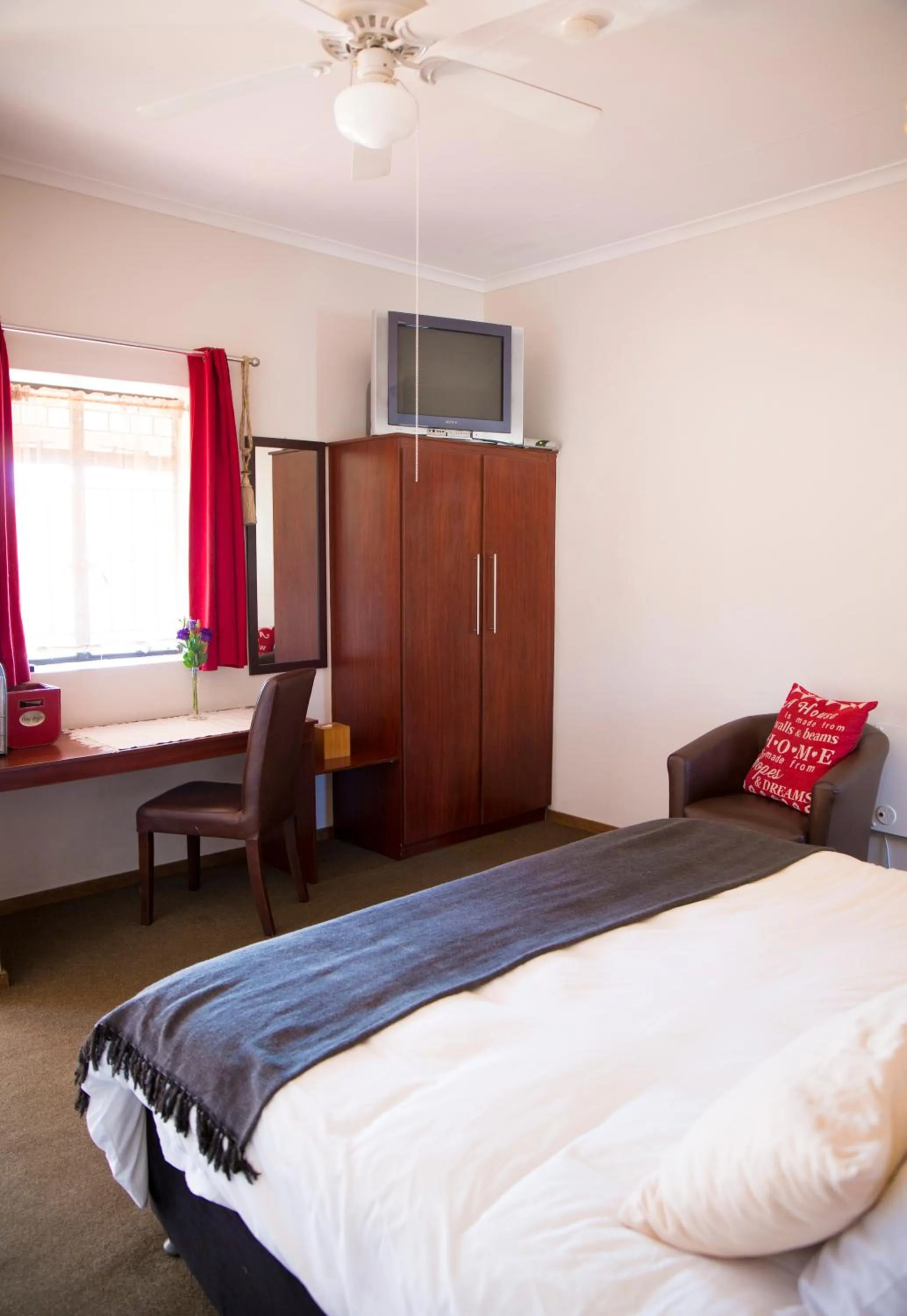Bedroom, Bed in Ons Dorpshuis Guesthouse
