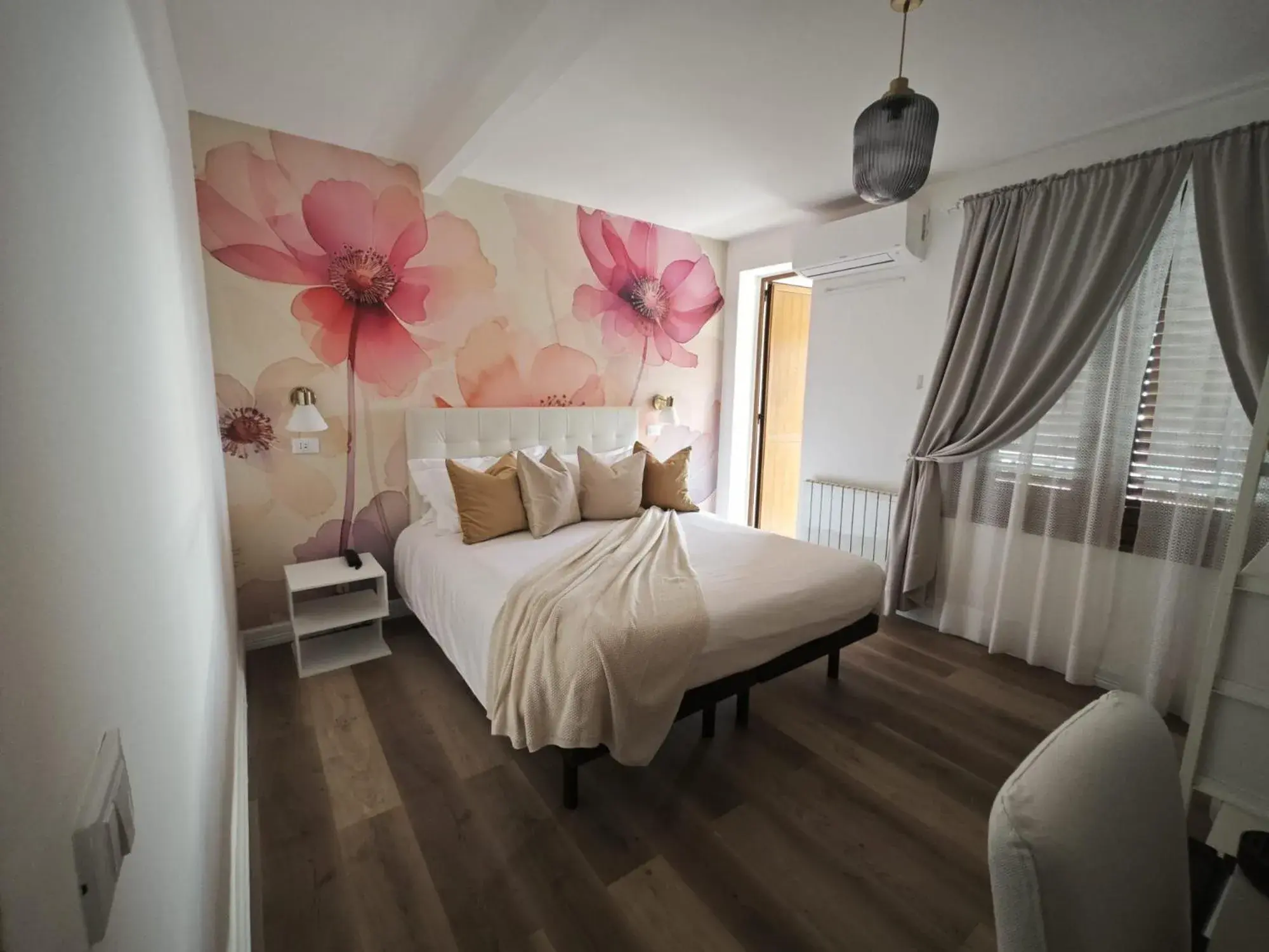 Superior Double or Twin Room with Mountain and Sea View in Villa Greta Hotel Rooms & Suites Superior Double or Twin Room with Mountain and Sea View in Villa Greta Hotel Rooms & Suites