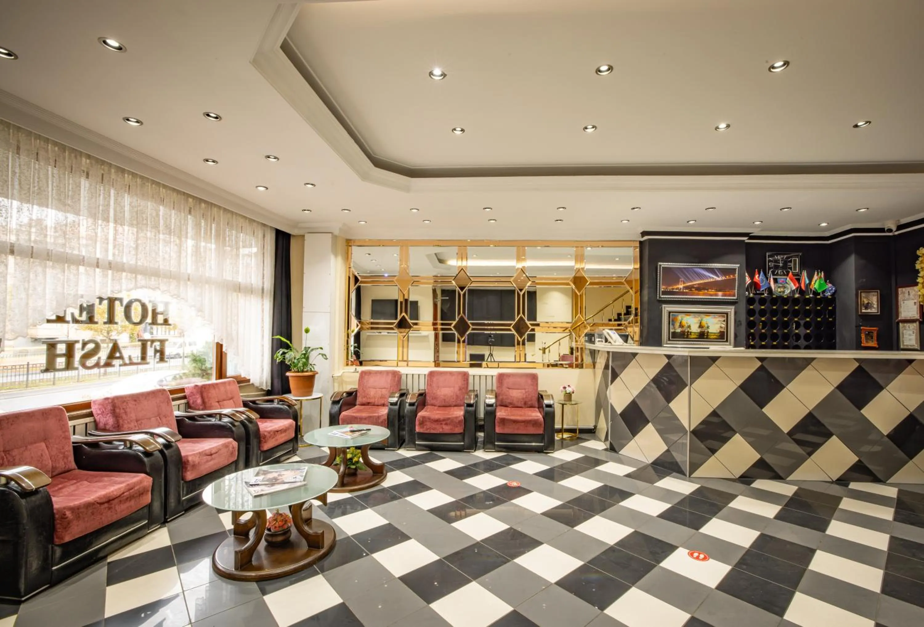 Communal lounge/ TV room in Hotel Flash