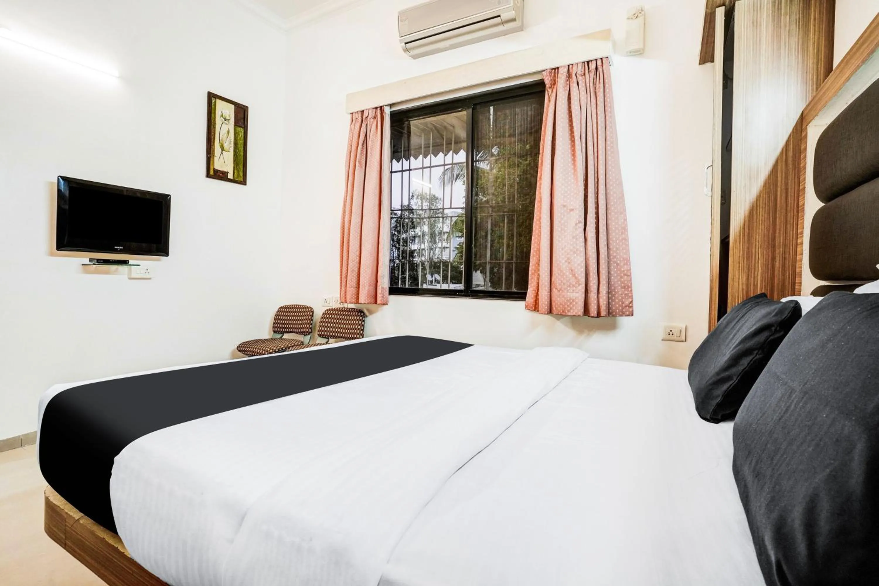 Bedroom, Bed in Super Hotel O Nashik