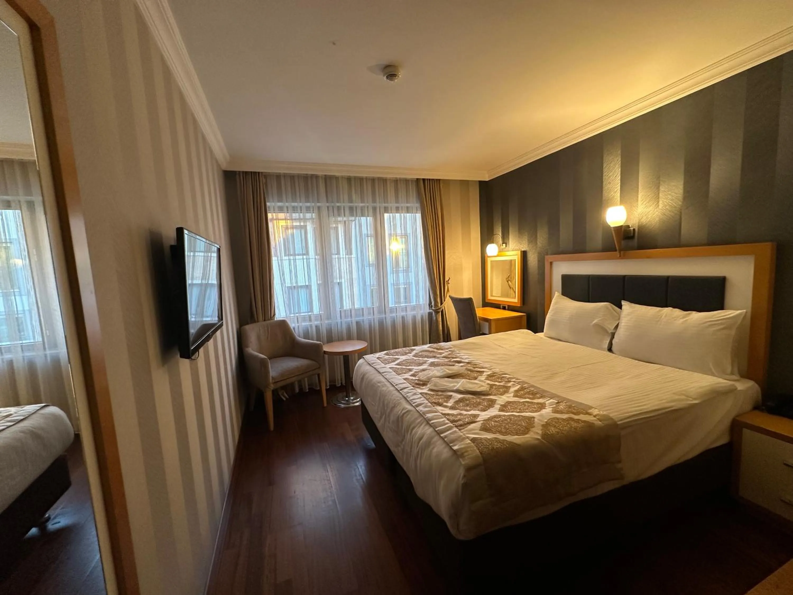 Seating area, Bed in Aven Hotel