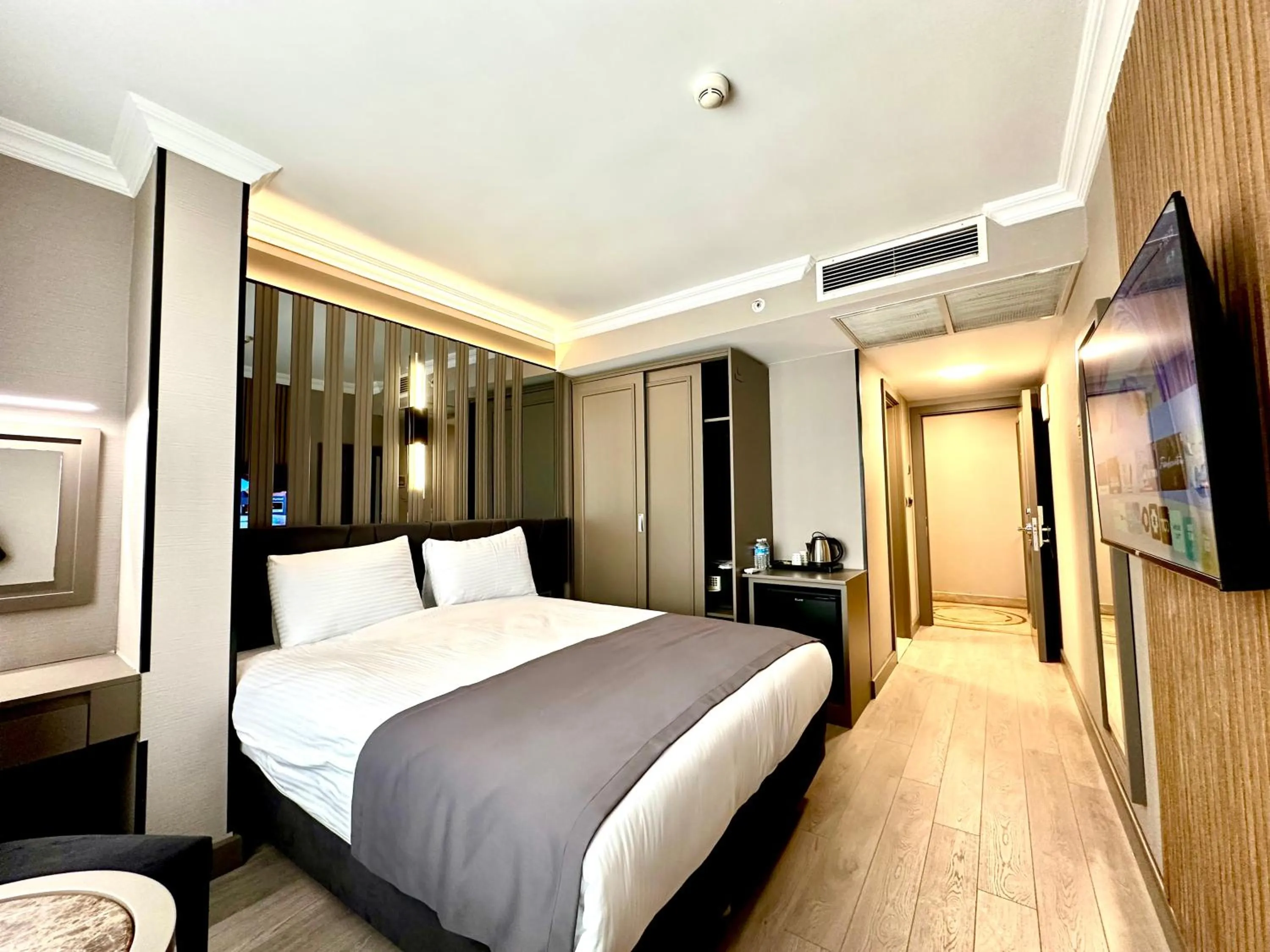 wardrobe, Bed in Aven Hotel
