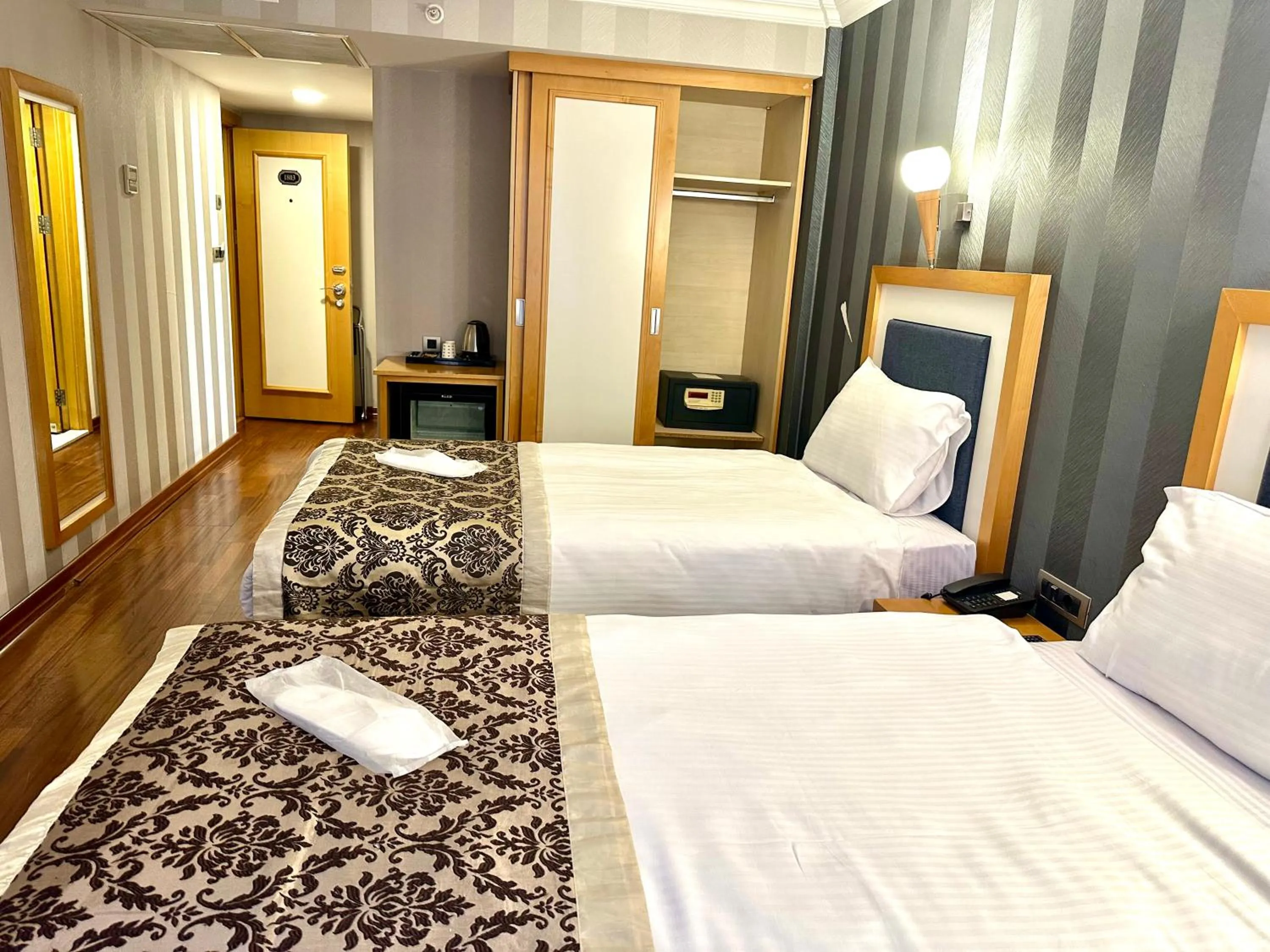 safe, Bed in Aven Hotel