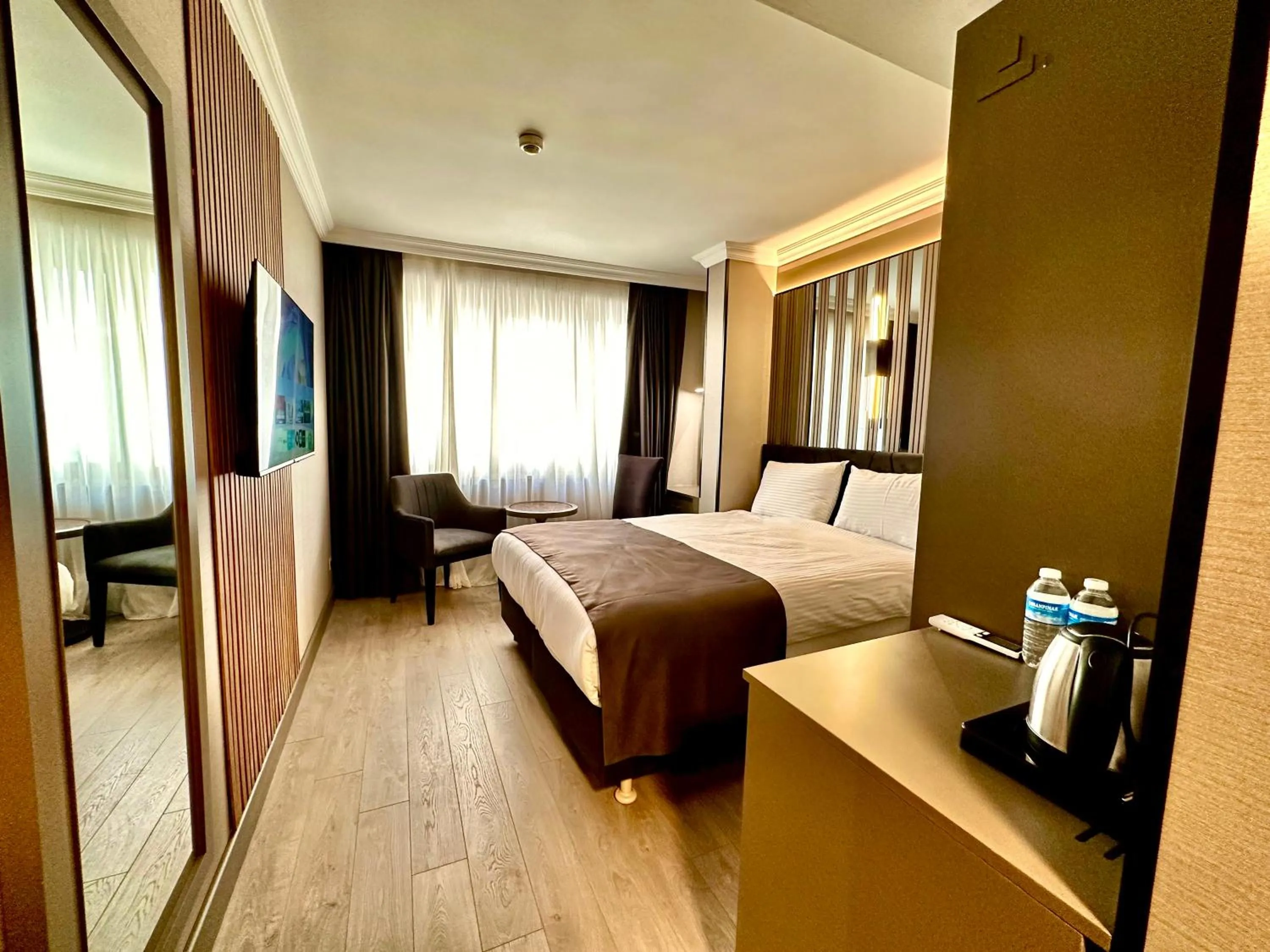 Seating area, Bed in Aven Hotel